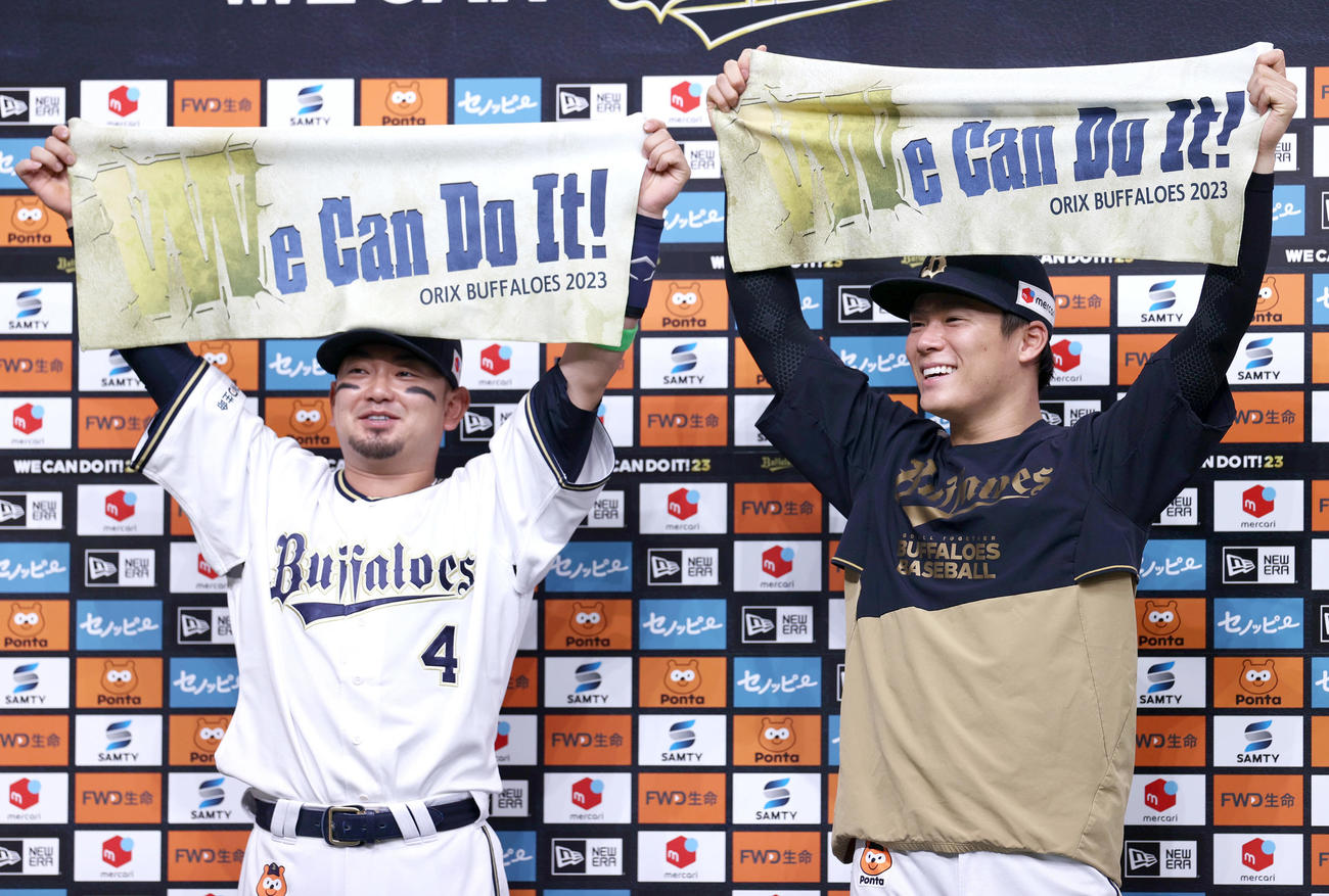 オリックス対巨人　ヒーローインタビューを終え、タオルを手に笑顔を見せるオリックス森（左）と山本（撮影・上山淳一）