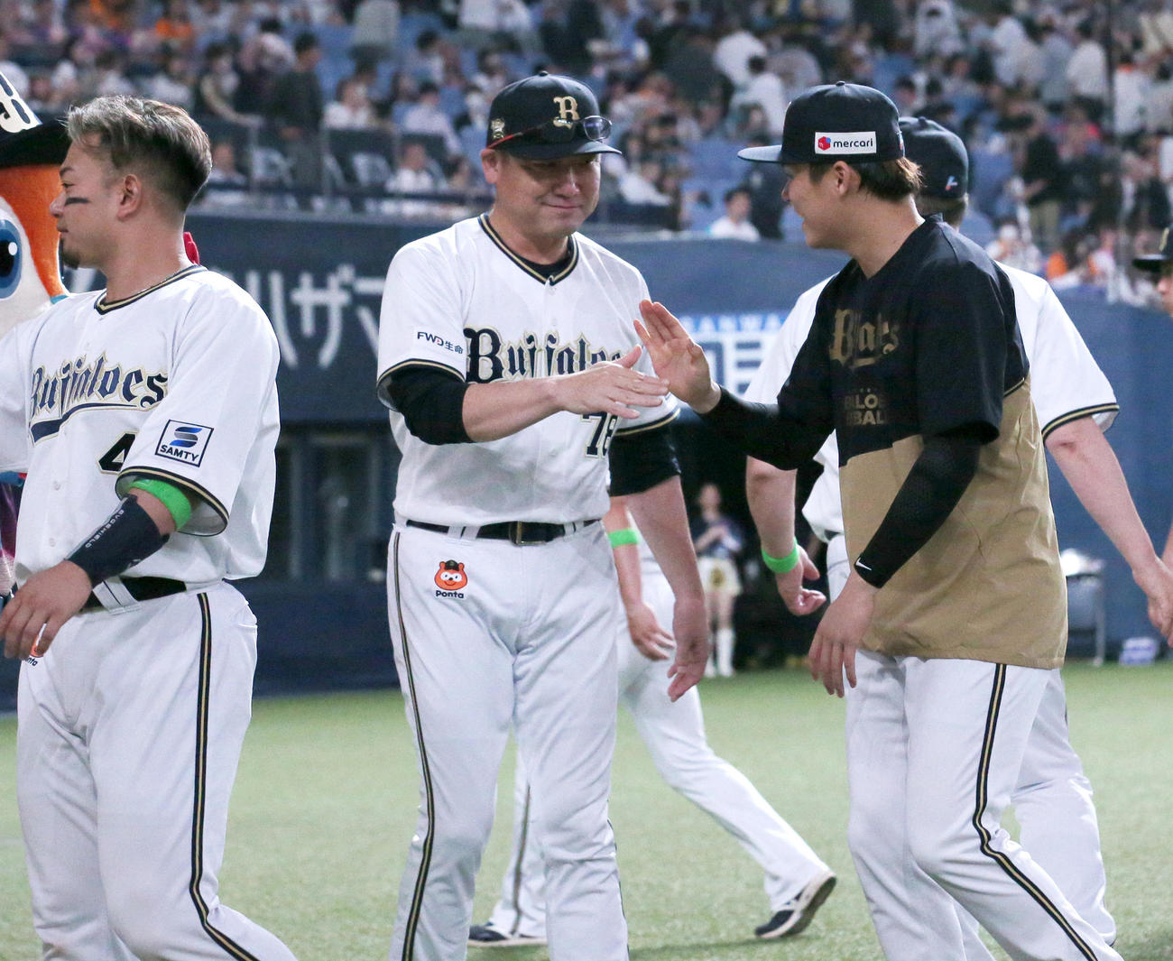 オリックス対巨人　巨人に勝利したオリックス中嶋監督（中央）は山本（右）とタッチをかわす（撮影・上山淳一）