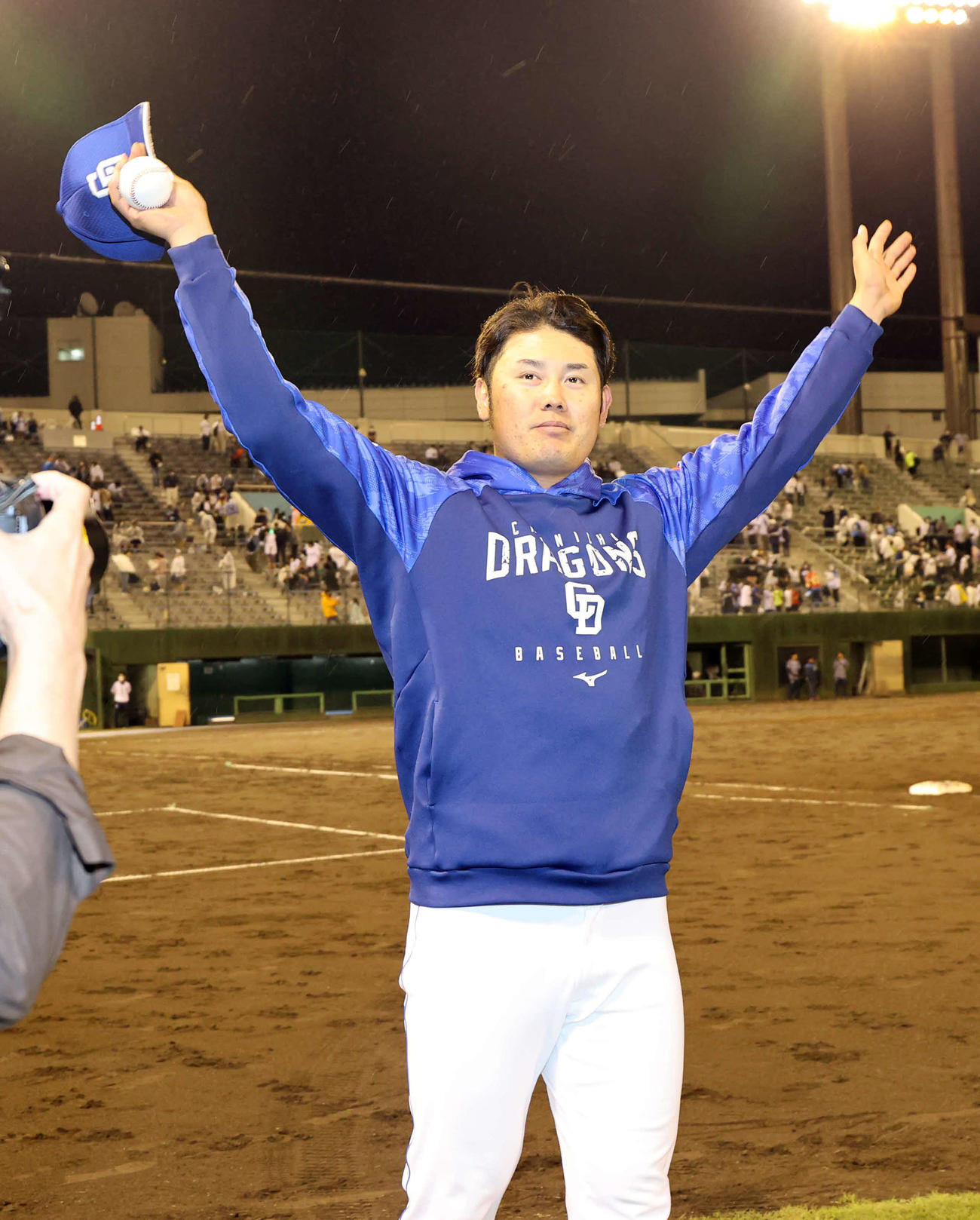 西武対中日　先発初勝利の中日鈴木はスタンドの声援に手を振る（撮影・浅見桂子）