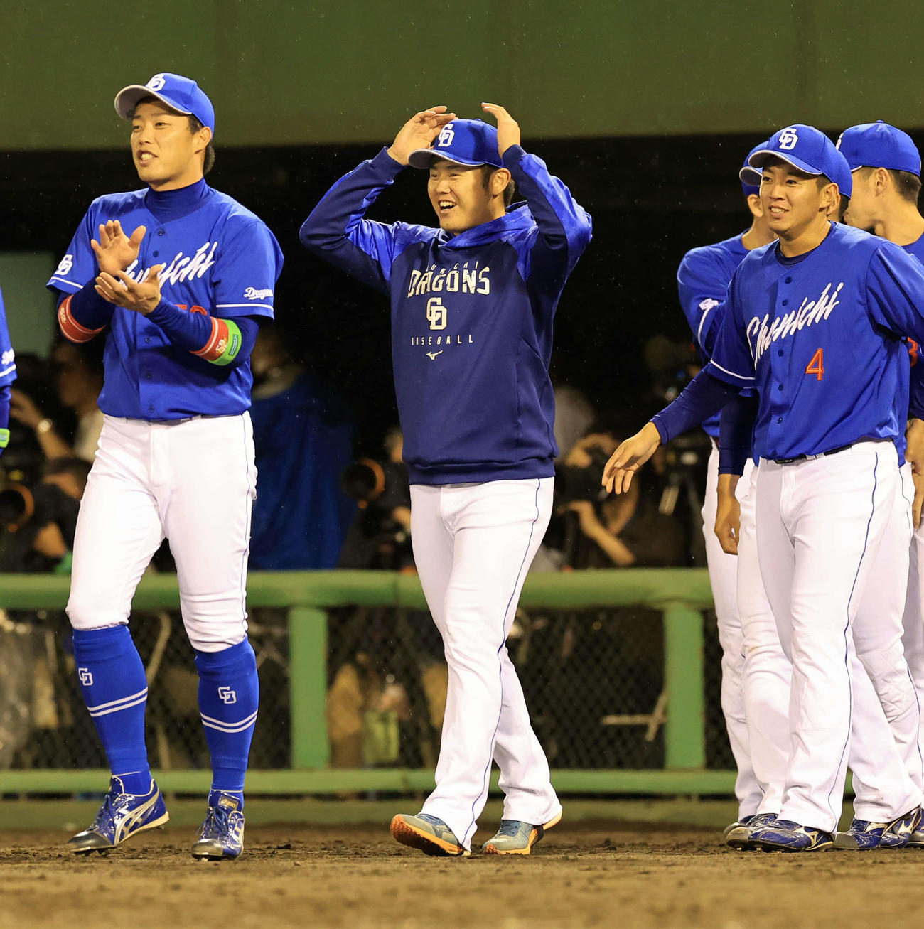 西武対中日　先発初勝利を決め、笑顔で喜び合う中日鈴木（中央）（撮影・浅見桂子）