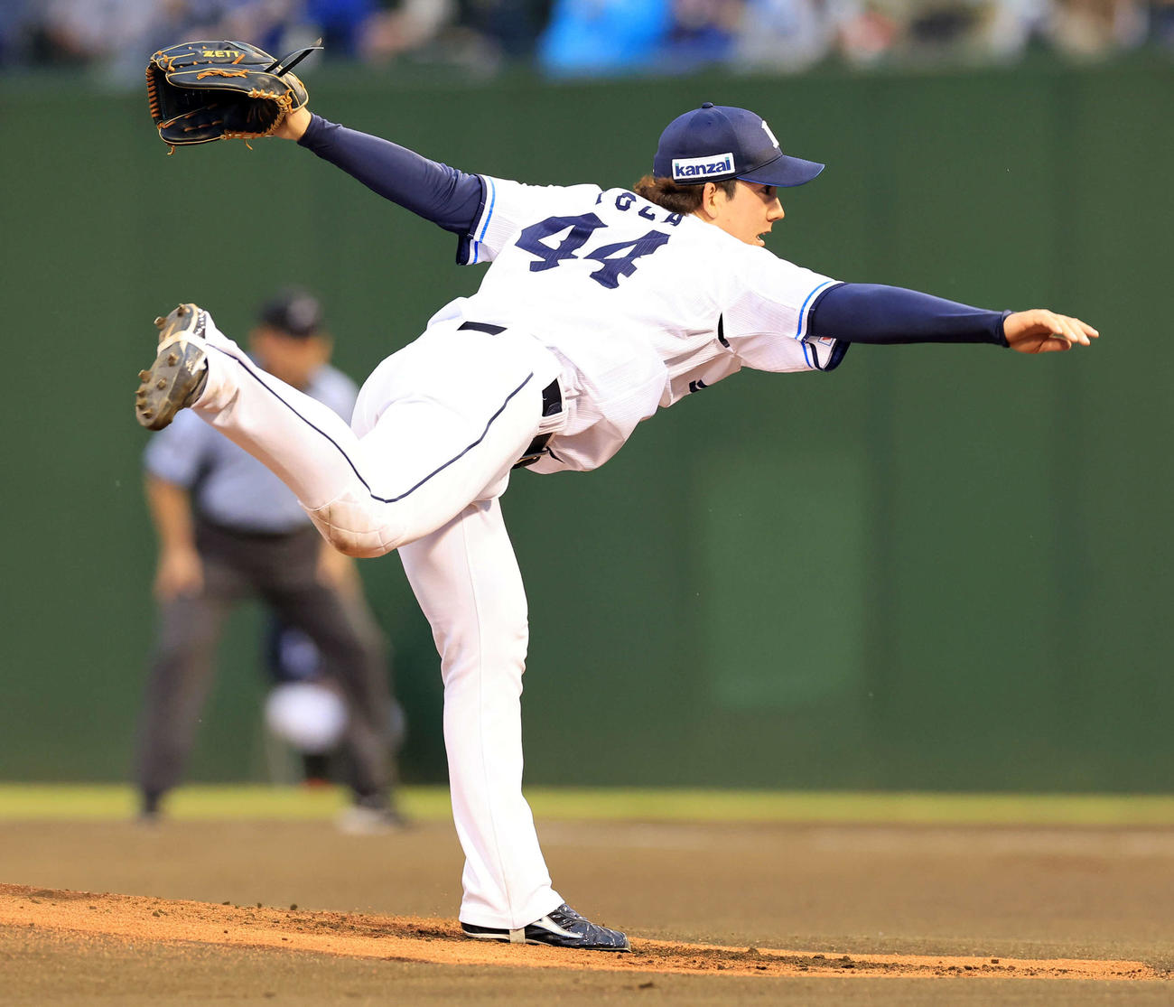 西武対中日　力投する西武先発の与座（撮影・浅見桂子）