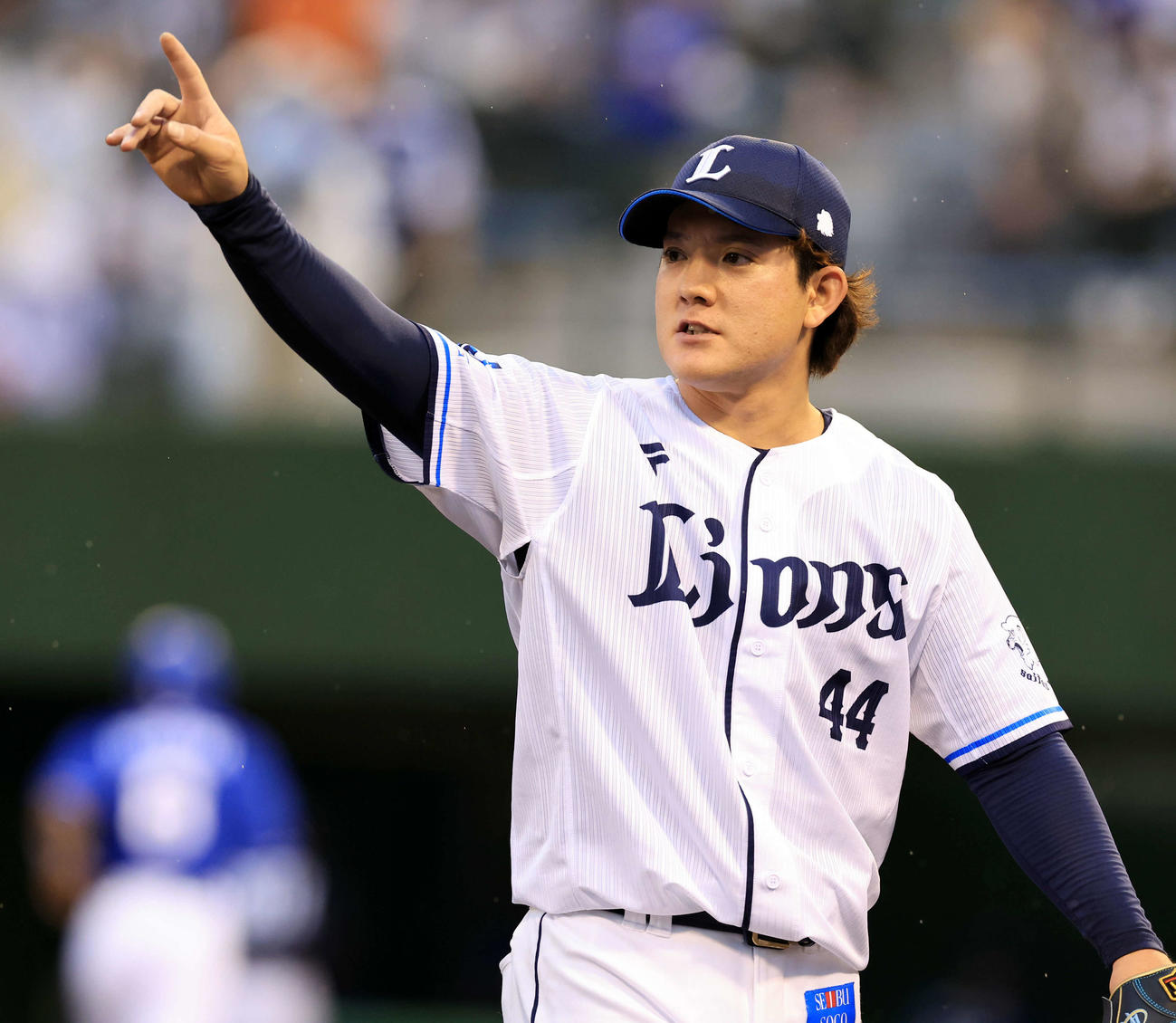 西武対中日　1回表中日の攻撃を抑えて野手に手を上げる与座（撮影・浅見桂子）