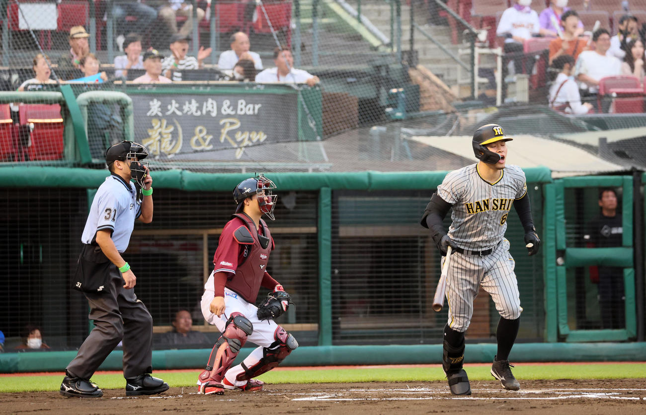 楽天対阪神　1回表阪神2死一塁、スタンド最前列から祖父母が観戦する前で中飛を打ち上げる佐藤輝（撮影・加藤哉）