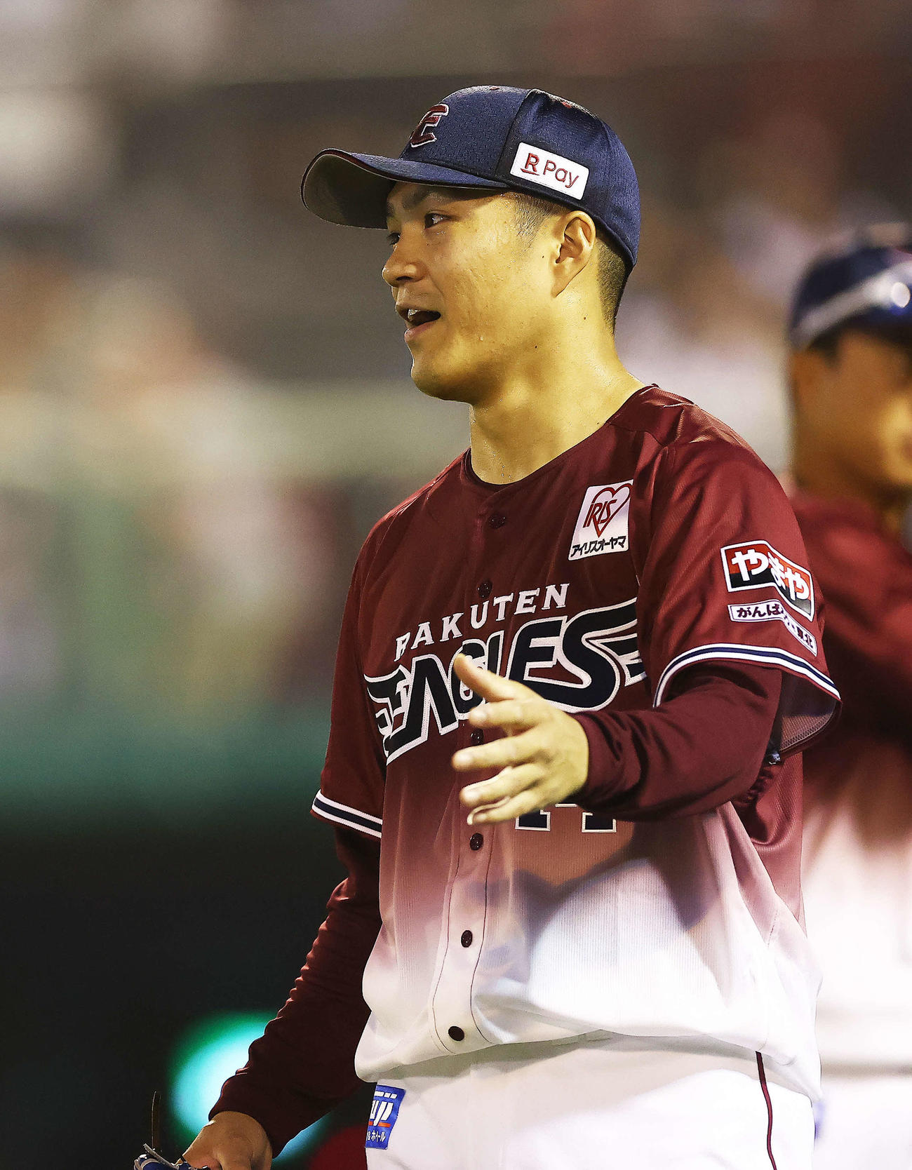 楽天対阪神　4回表を抑え、ナインを迎える則本（撮影・河田真司）