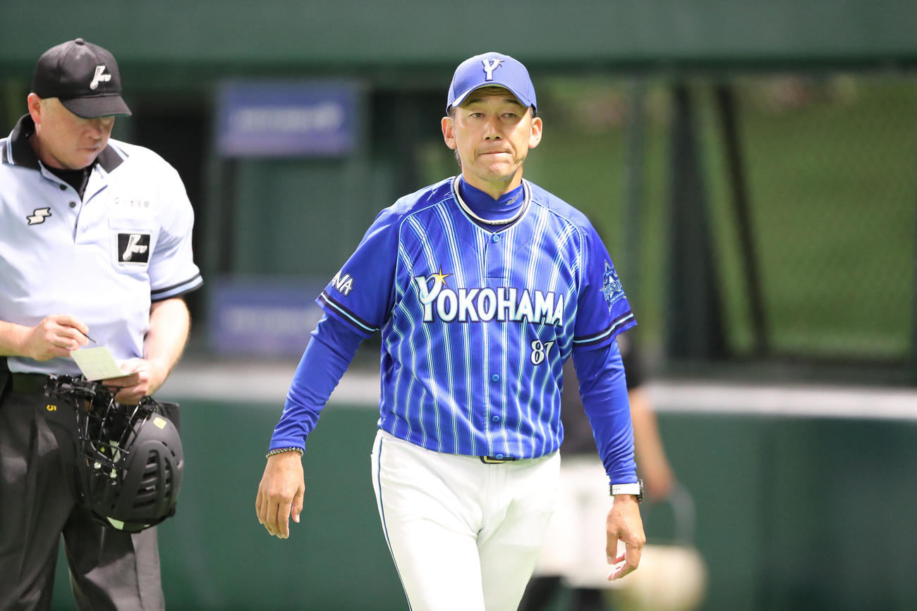 ソフトバンク対DeNA　イニングの合間に選手交代を審判に告げた三浦監督（撮影・梅根麻紀）
