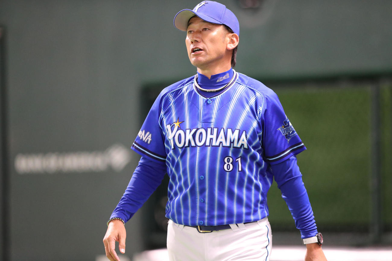 ソフトバンク対DeNA　イニングの合間に選手交代を審判に告げた三浦監督（撮影・梅根麻紀）