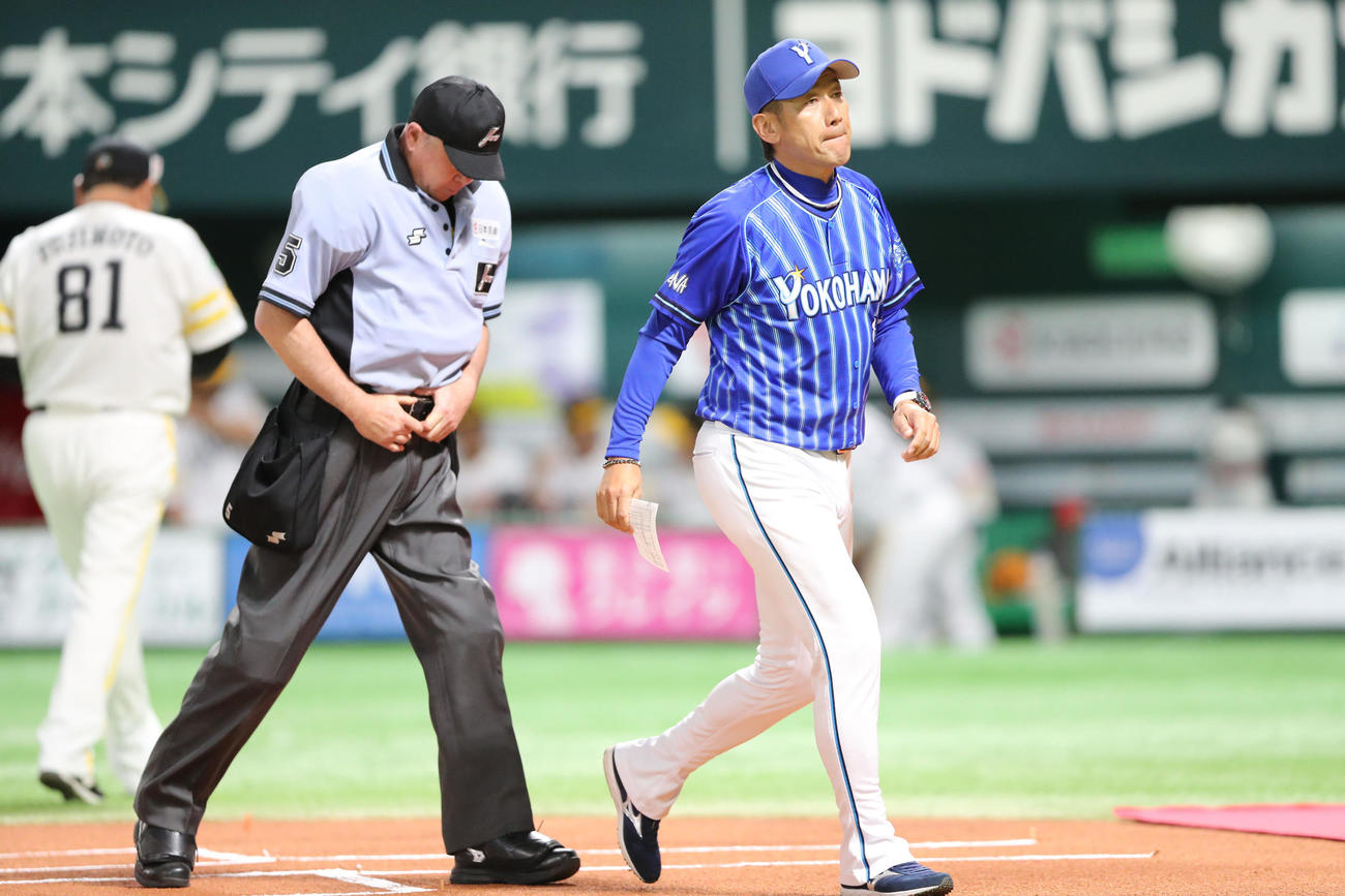 ソフトバンク対DeNA　メンバー表を交換する三浦監督（撮影・梅根麻紀）