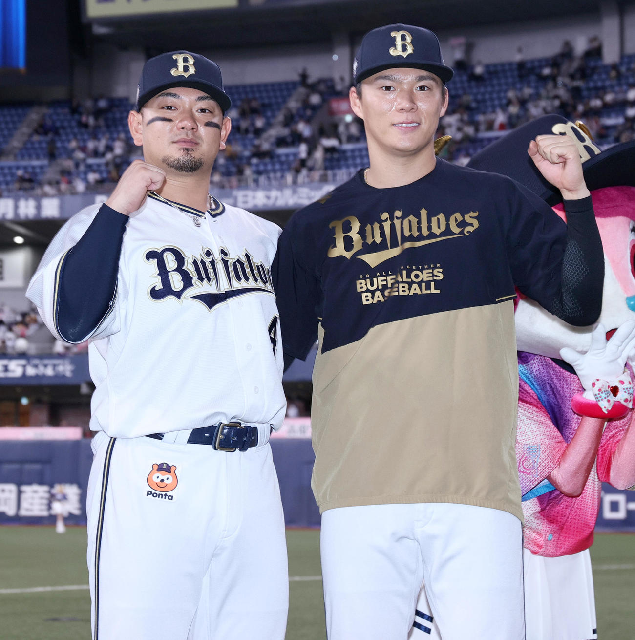 オリックス対巨人　ヒーローインタビューを終え、記念撮影するオリックス森（左）と山本（撮影・上山淳一）
