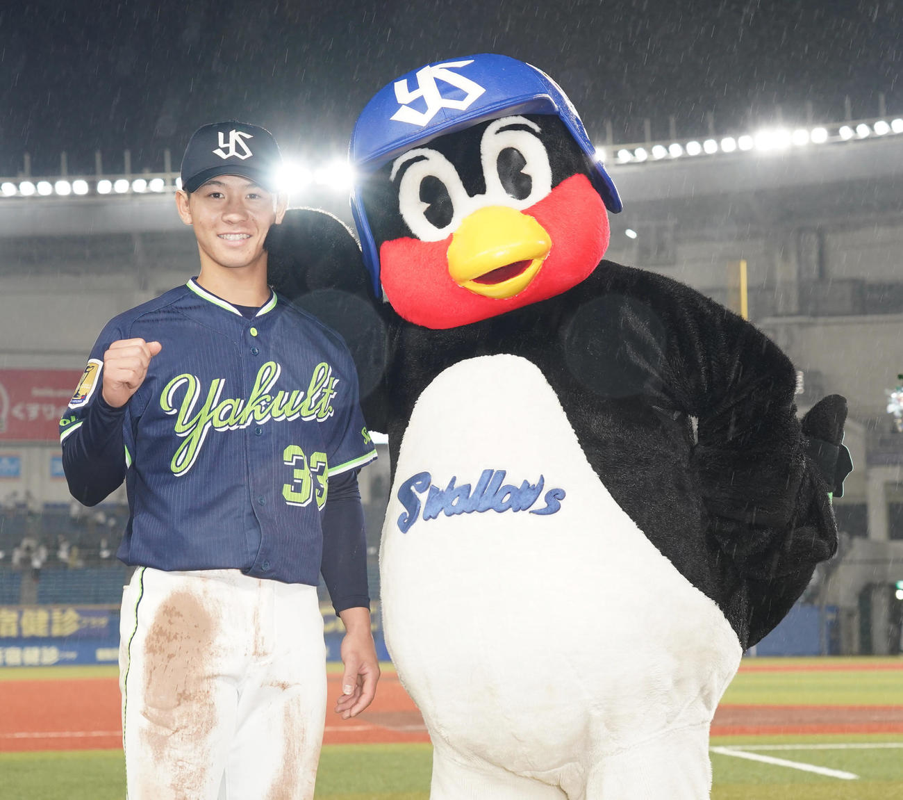 ロッテ対ヤクルト　ヒーローインタビューを終えたヤクルト内山（左）はつば九郎と笑顔で記念撮影に臨む（撮影・小沢裕）