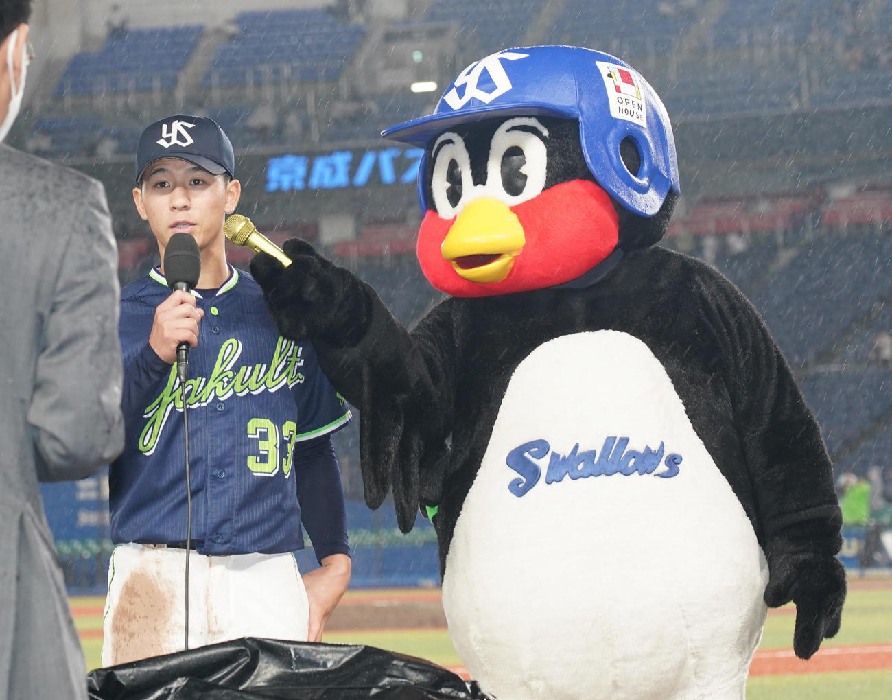 ロッテ対ヤクルト　つば九郎（右）からマイクを顔につけられながらヒーローインタビューに臨むヤクルト内山（撮影・小沢裕）