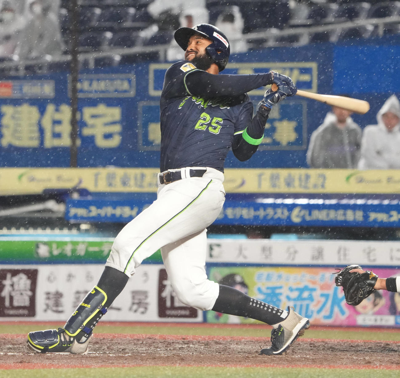ロッテ対ヤクルト　8回表ヤクルト2死一塁、サンタナは中越えに2点本塁打を放つ（撮影・小沢裕）