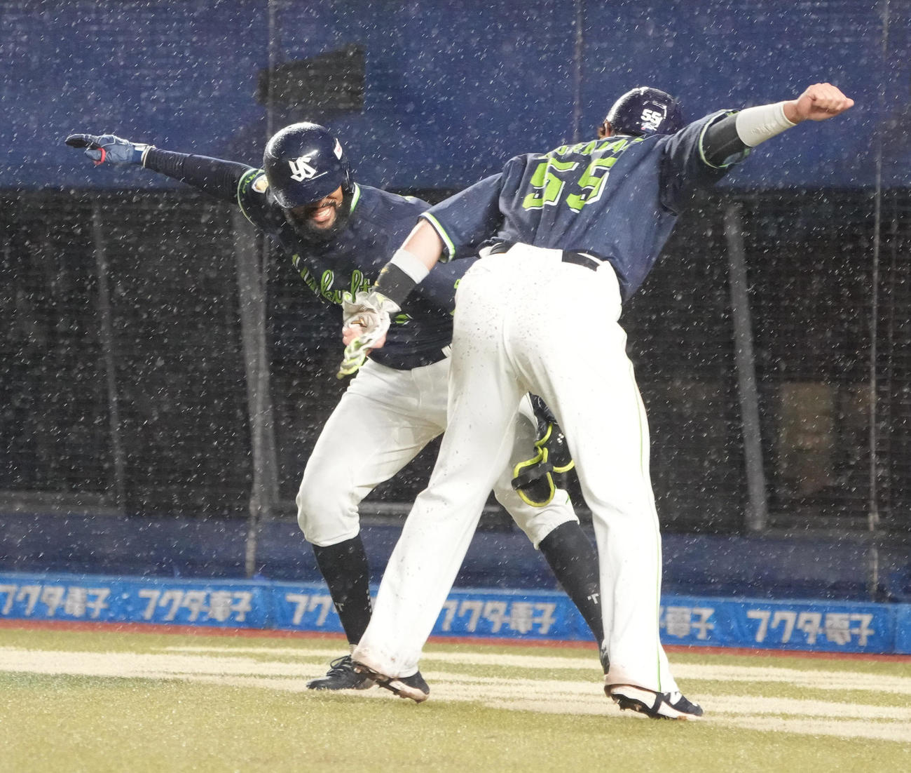 ロッテ対ヤクルト　8回表ヤクルト2死一塁、サンタナは中越えに2点本塁打を放ち村上（右）の祝福を受ける（撮影・小沢裕）
