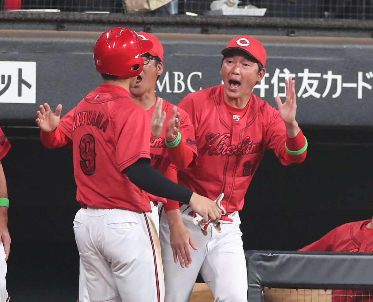 日本ハム対広島　8回表、生還した秋山を出迎える新井監督（右）（撮影・黒川智章）