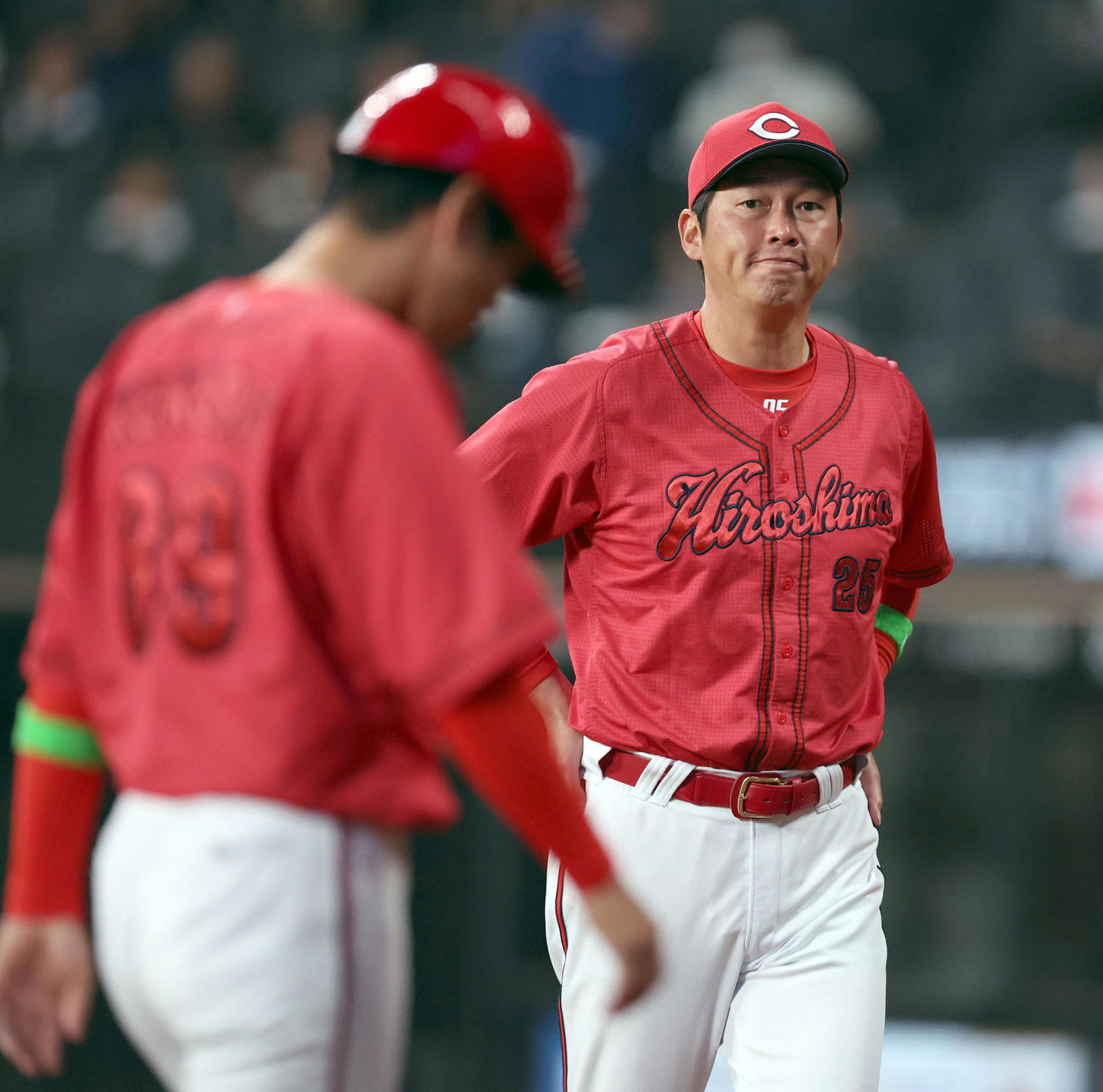 日本ハム対広島　選手交代を告げベンチに戻る広島新井監督（撮影・佐藤翔太）