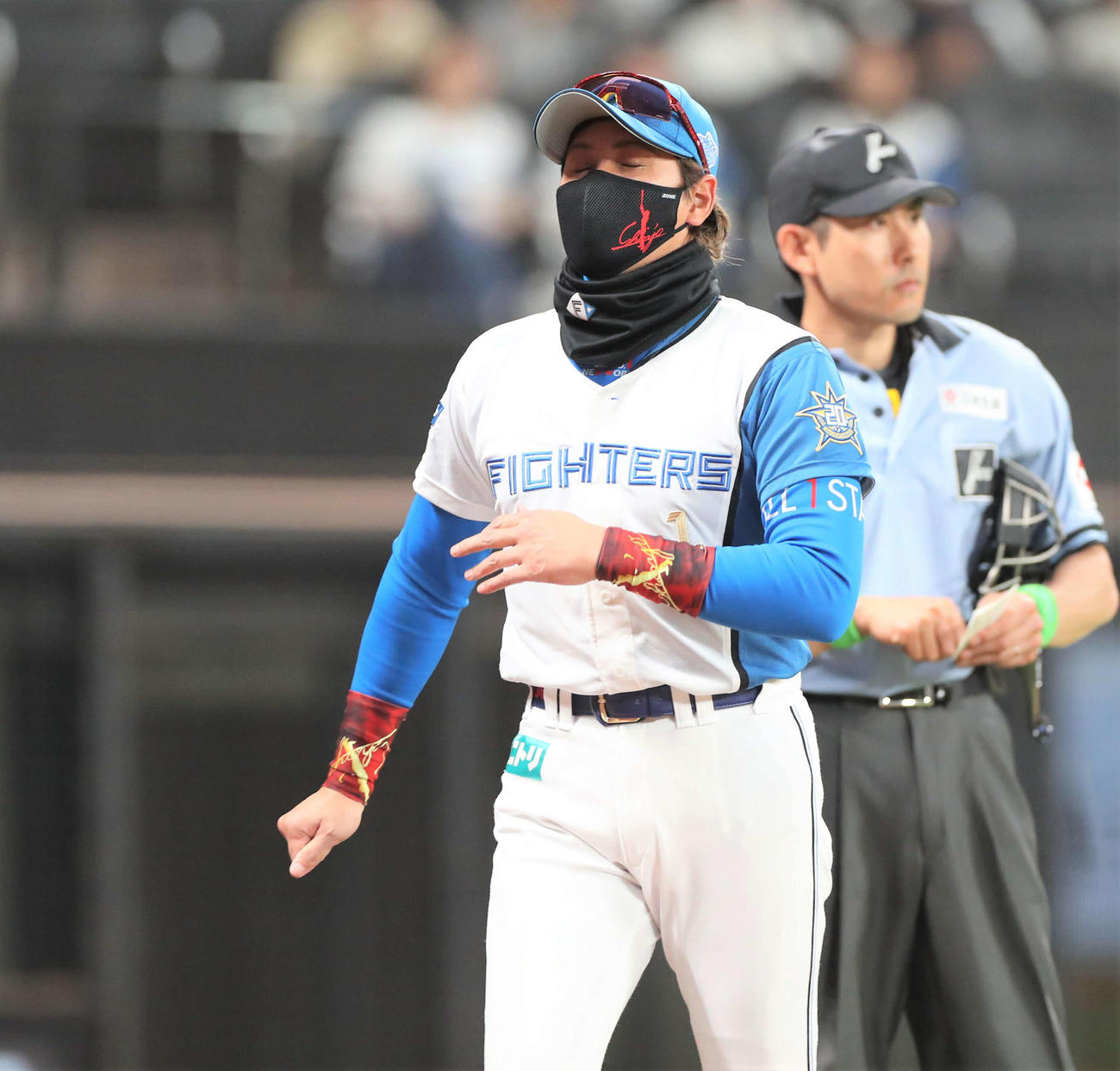 日本ハム対広島　渋い表情で投手交代を告げる新庄監督（撮影・黒川智章）