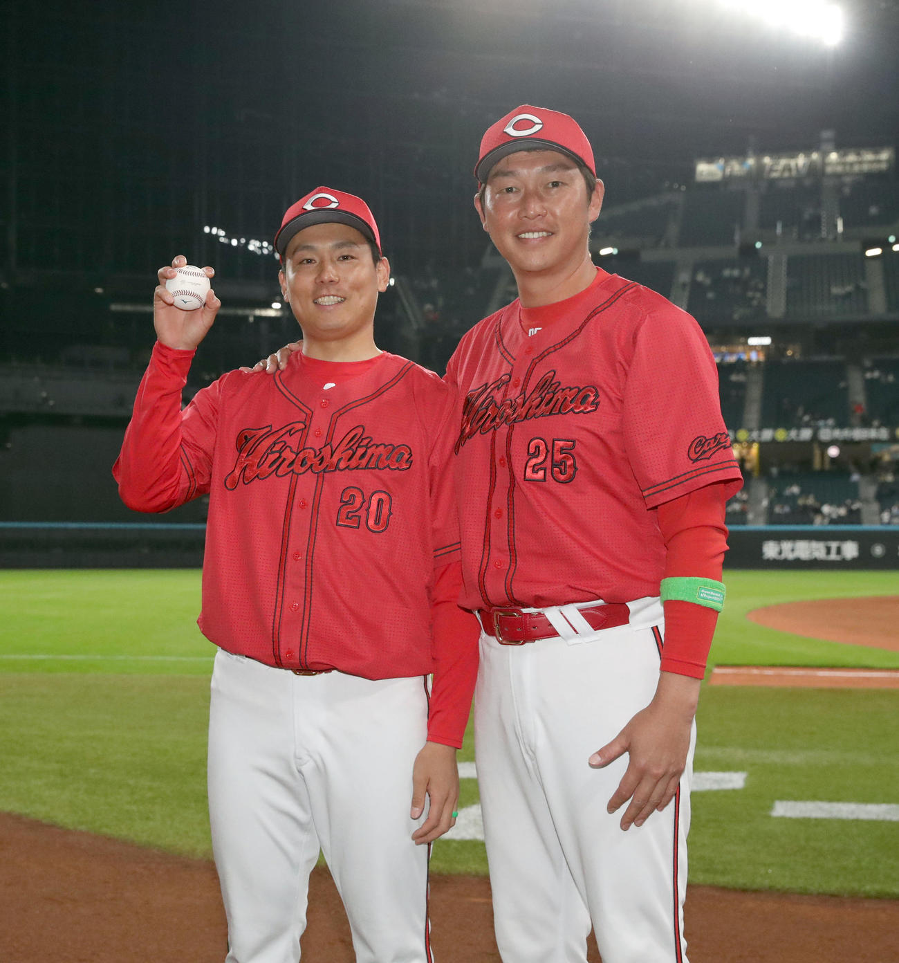 日本ハム対広島　プロ初勝利を挙げた広島栗林（左）は記念ボールを手に新井監督と撮影に応じる（撮影・佐藤翔太）