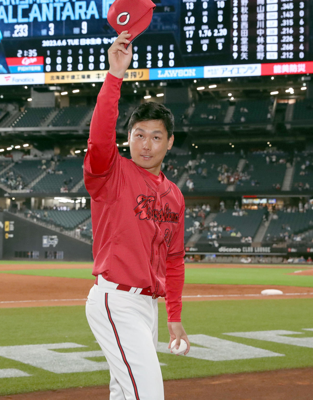 日本ハム対広島　プロ初勝利を挙げスタンド応援席のファンからの声援に応えながら引き揚げる広島栗林（撮影・佐藤翔太）