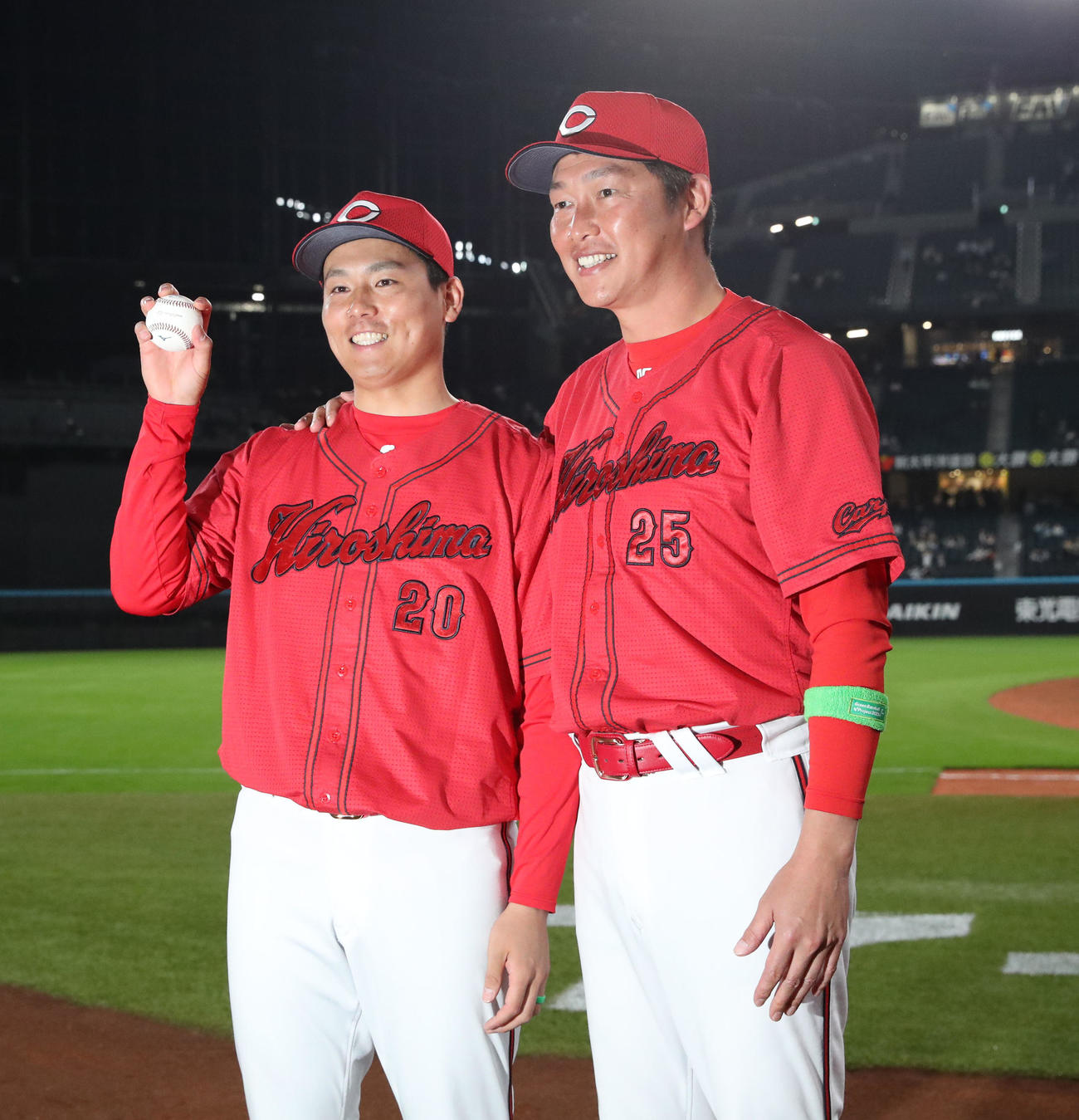 日本ハム対広島　プロ初勝利を挙げた広島栗林（左）は記念ボールを手に新井監督と撮影に応じる（撮影・佐藤翔太）