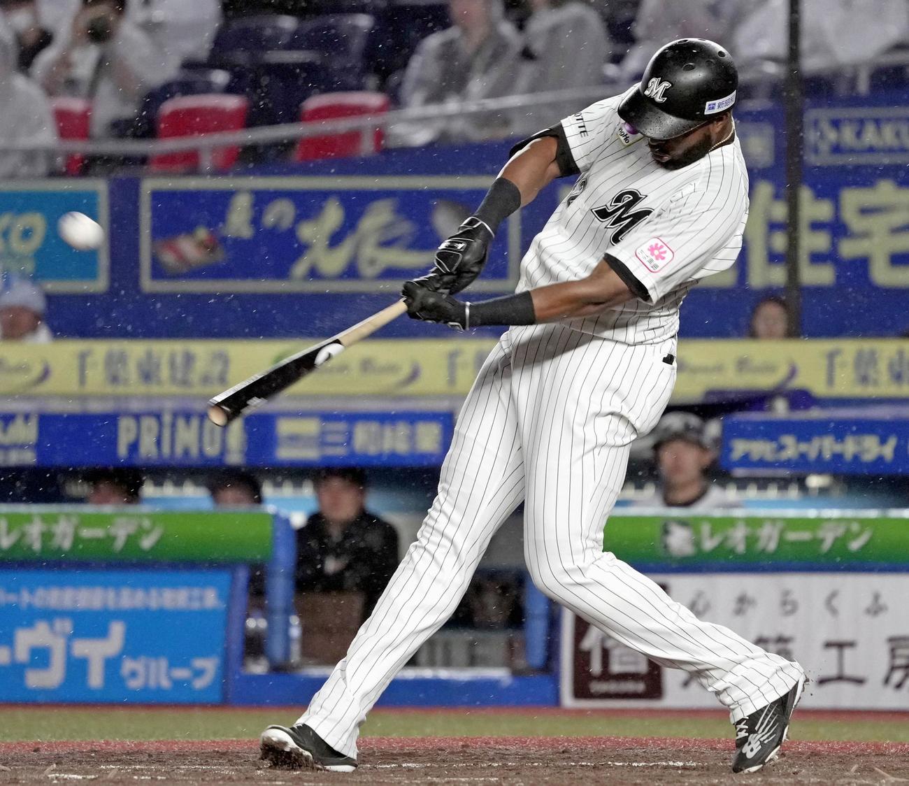 4回ロッテ1死、ポランコが右越えに本塁打を放つ（共同）