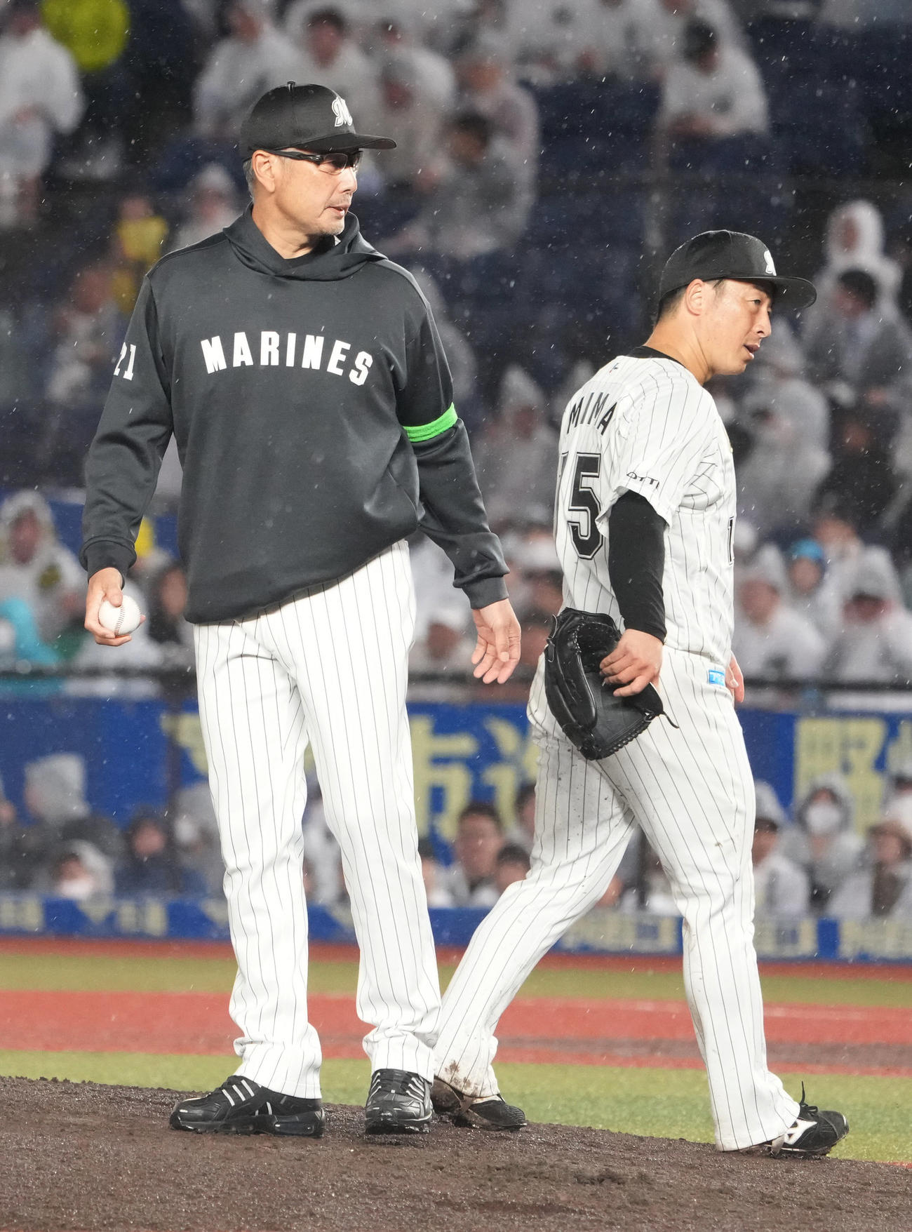 ロッテ対ヤクルト　7回表ヤクルト1死二、三塁、内山に逆転適時打を許し降板するロッテ先発の美馬。左は吉井監督（撮影・小沢裕）