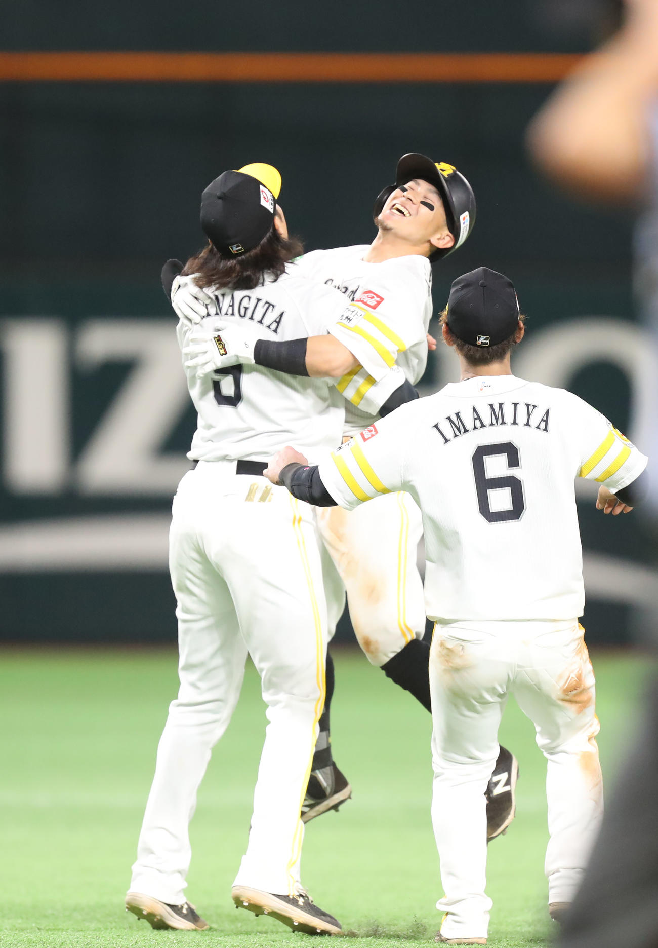 ソフトバンク対DeNA 9回裏ソフトバンク2死一、二塁、牧原大(中央)はサヨナラの中前二塁打を放ちナインの祝福を受ける（撮影・冨田成美）