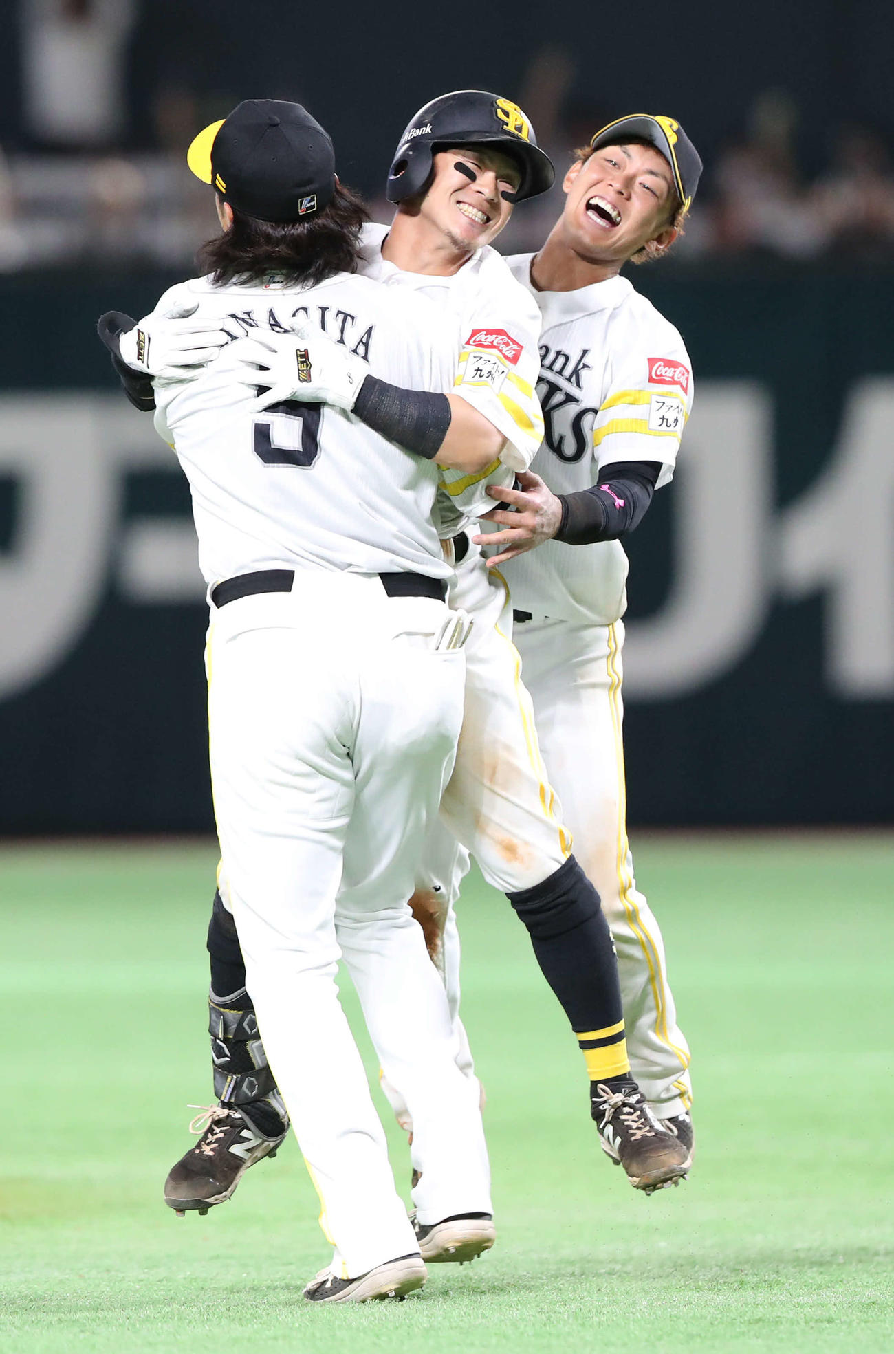 ソフトバンク対DeNA 9回裏ソフトバンク2死一、三塁、牧原大（中央）は左中間にサヨナラ適時二塁打を放ち柳田（左）と抱き合って喜ぶ。右は今宮（撮影・梅根麻紀）