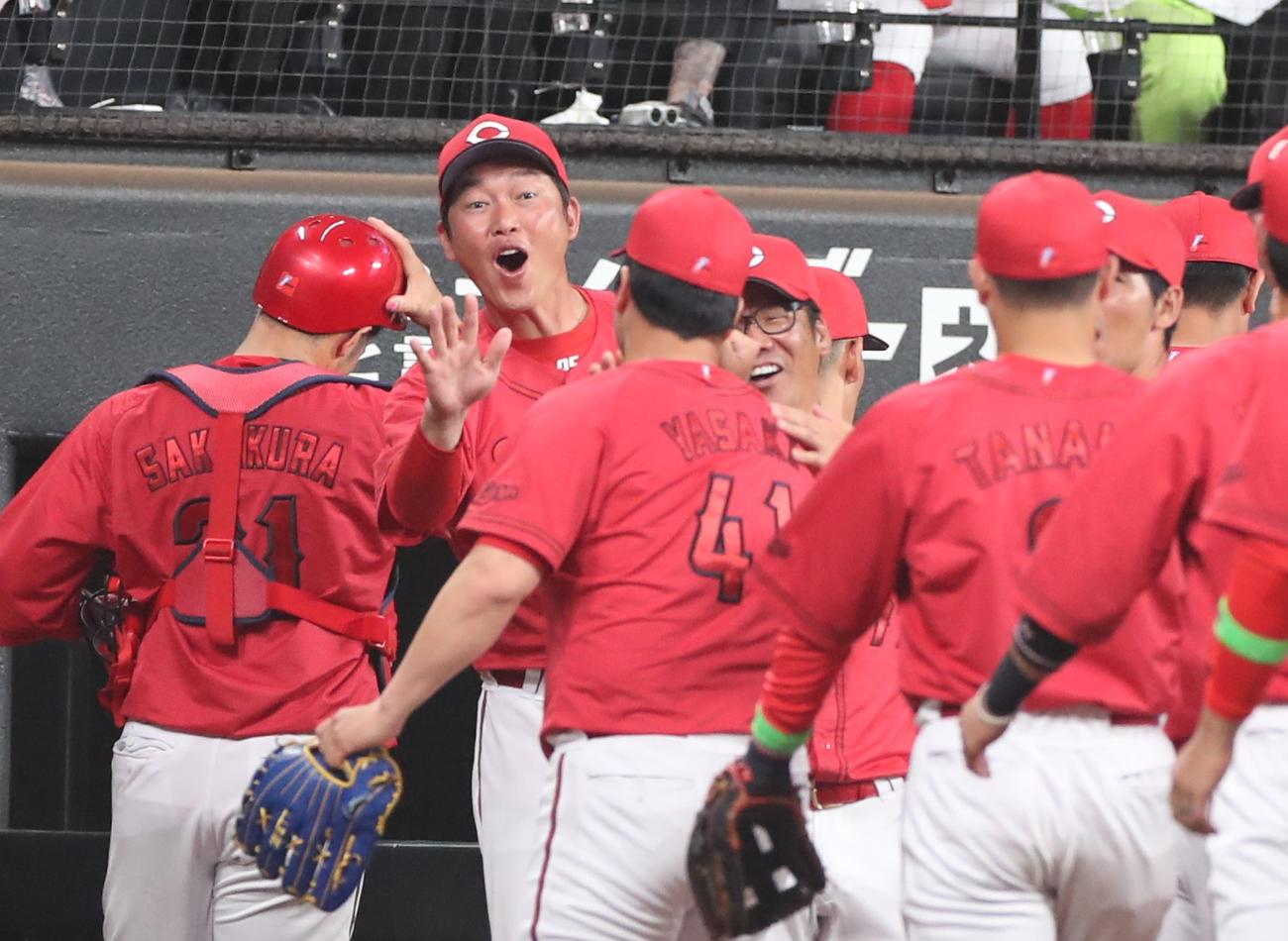 日本ハム対広島　試合後、ナインを出迎える新井監督（撮影・黒川智章）