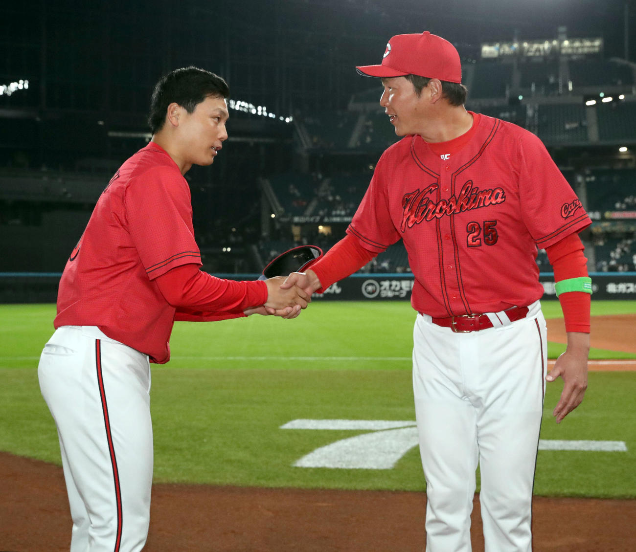 日本ハム対広島　プロ初勝利を挙げた広島栗林（左）は新井監督と握手をする（撮影・佐藤翔太）