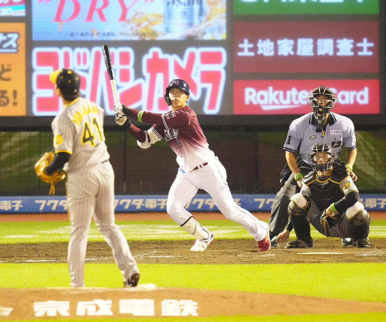 楽天対阪神　8回裏楽天無死、ソロ本塁打を放つ辰己。投手村上（撮影・江口和貴）