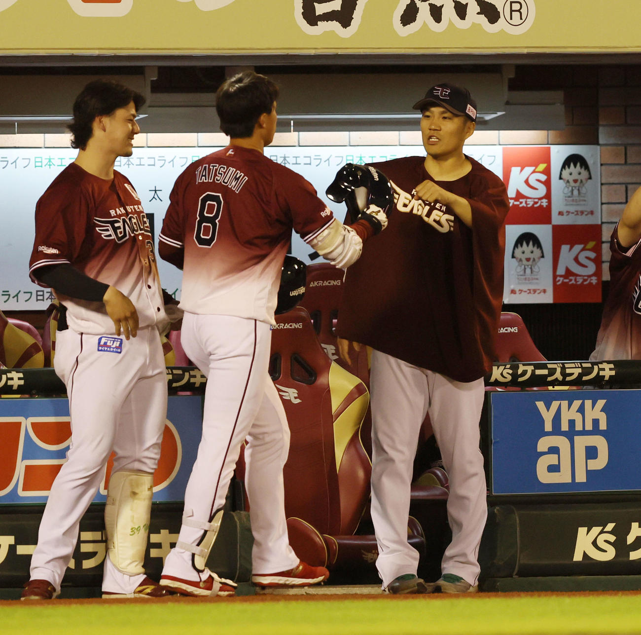 楽天対阪神　8回裏楽天無死、中越えソロ本塁打を放った辰己（左）をベンチで迎える則本（撮影・加藤哉）
