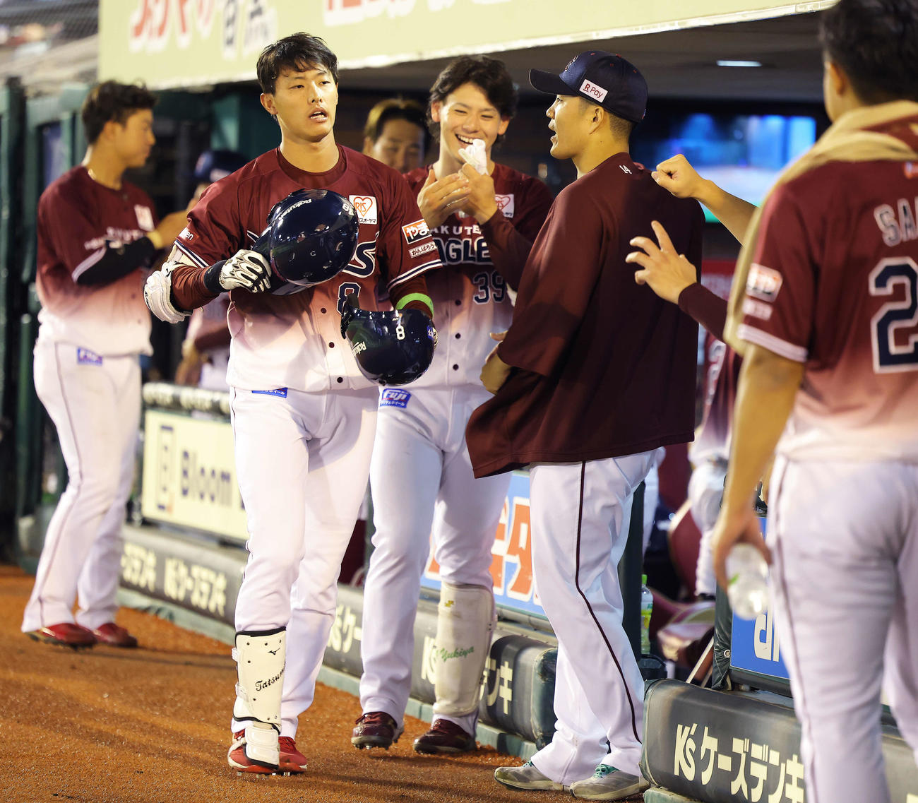 楽天対阪神　8回裏楽天無死、中越えソロ本塁打で生還する辰己（左）は、則本（右）らチームメートに迎えられる（撮影・河田真司）