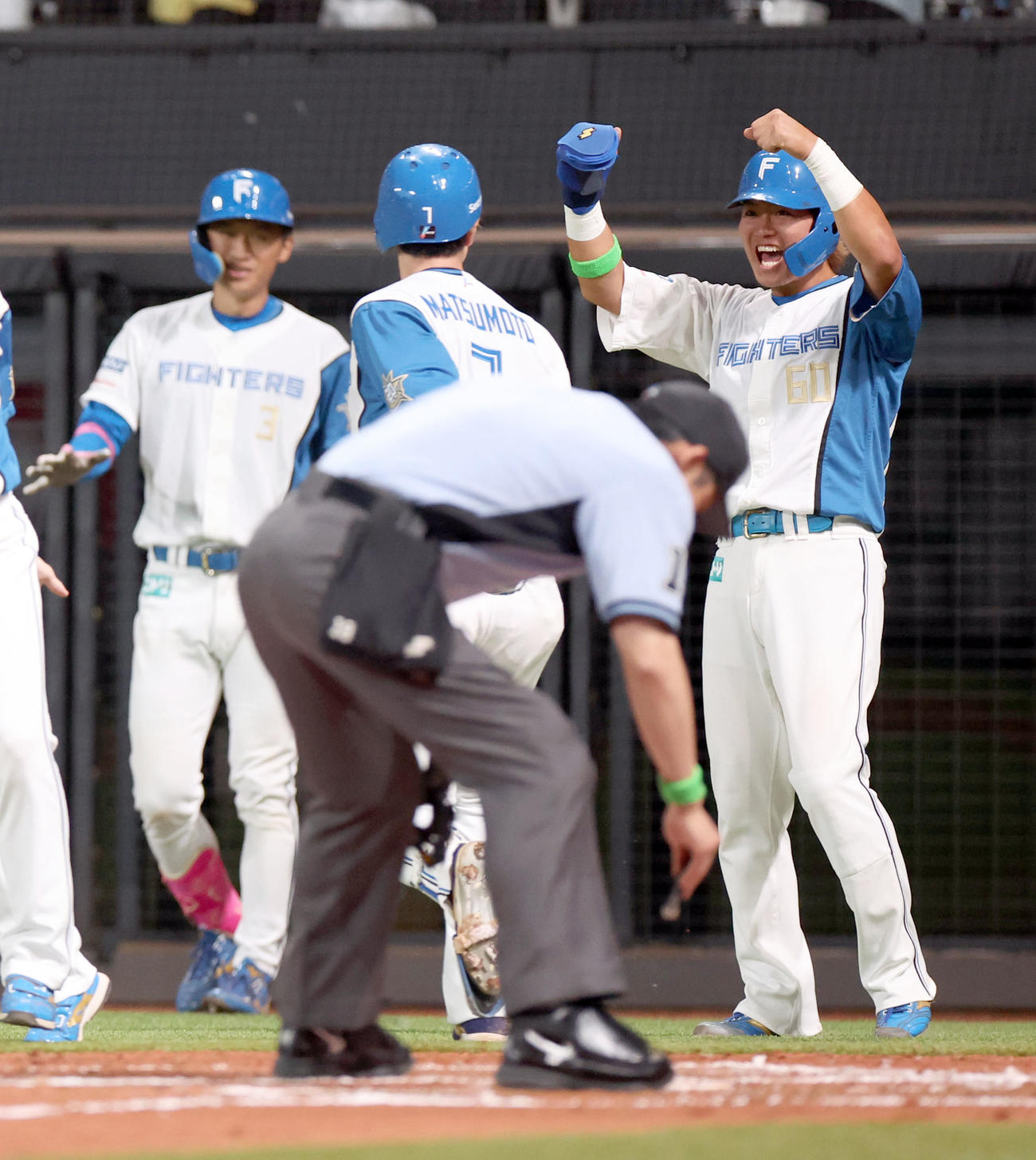 日本ハム対広島　3回裏日本ハム2死三塁、先制となる左越え2点本塁打を放った松本剛（中央）を出迎える郡（撮影・佐藤翔太）