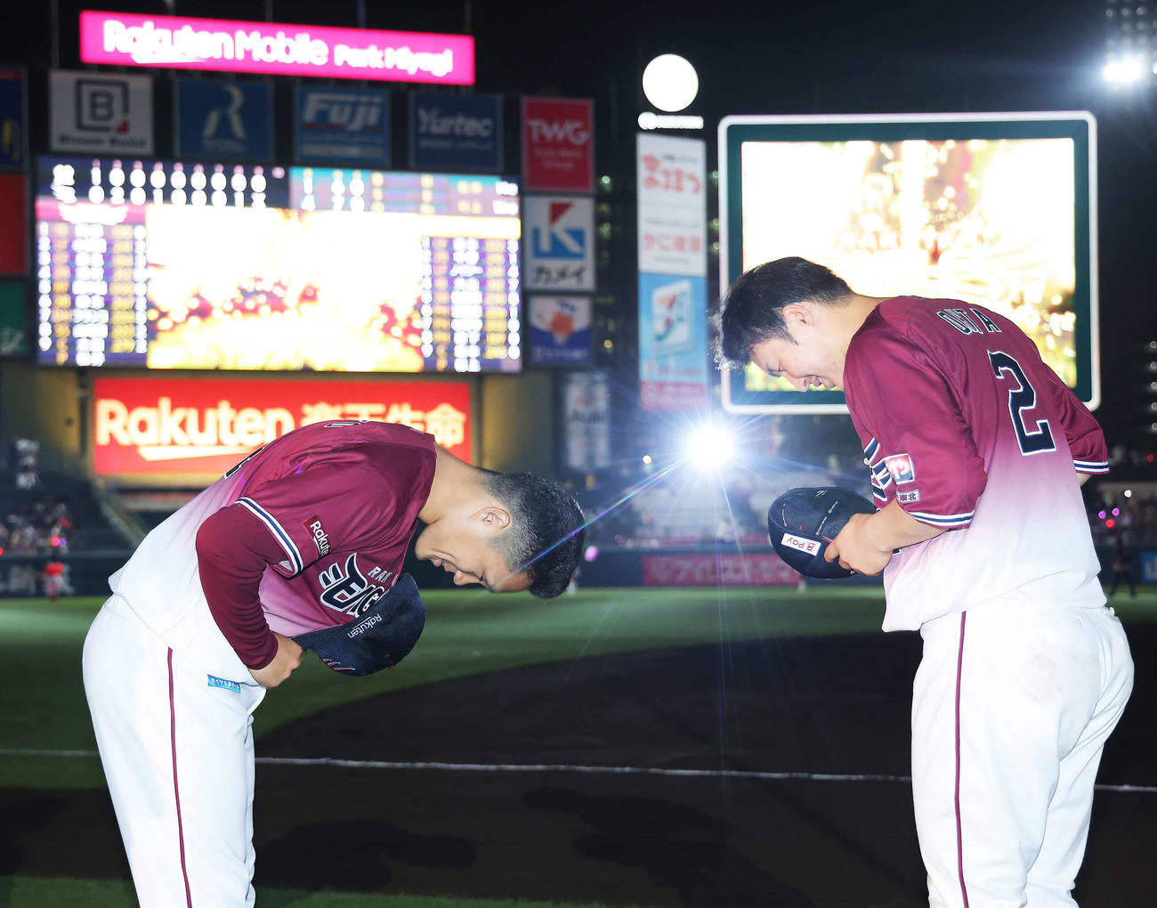 楽天対阪神　阪神に勝利し、ヒーローインタビュー後のフォトセッションを終え、お辞儀する楽天則本（左）と太田（撮影・河田真司）