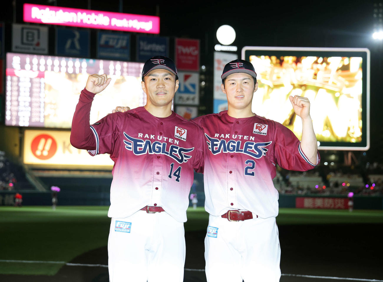 楽天対阪神　阪神に勝利し、ヒーローの楽天則本（左）と太田は肩を組みガッツポーズで写真に納まる（撮影・河田真司）