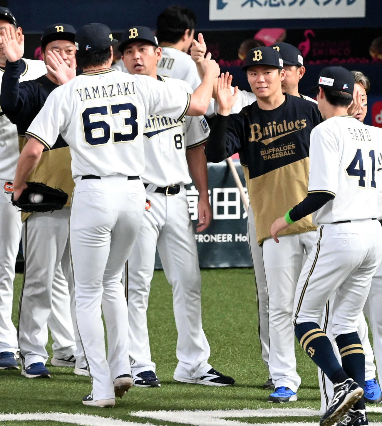 オリックス対巨人　山崎颯（左）を迎える山本（撮影・前岡正明）