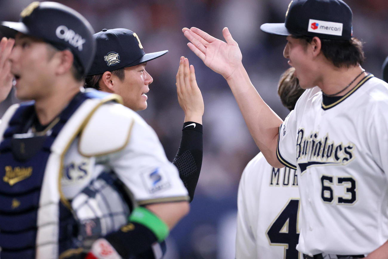 オリックス対巨人　巨人に勝利したオリックス山本（左）は山崎（右）らとタッチをかわす（撮影・上山淳一）