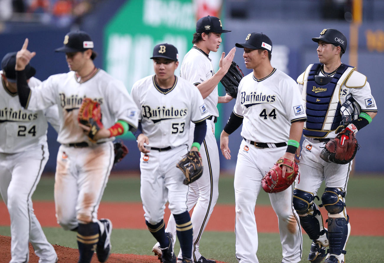 オリックス対巨人　試合を締めたオリックス山崎（左から4人目）はナインとタッチをかわす（撮影・上山淳一）