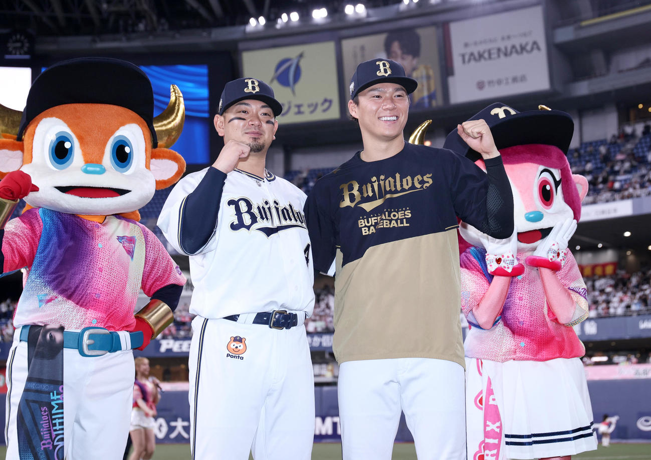 オリックス対巨人　バファローブル・ベルと笑顔を見せるオリックス森（左）と山本（撮影・上山淳一）