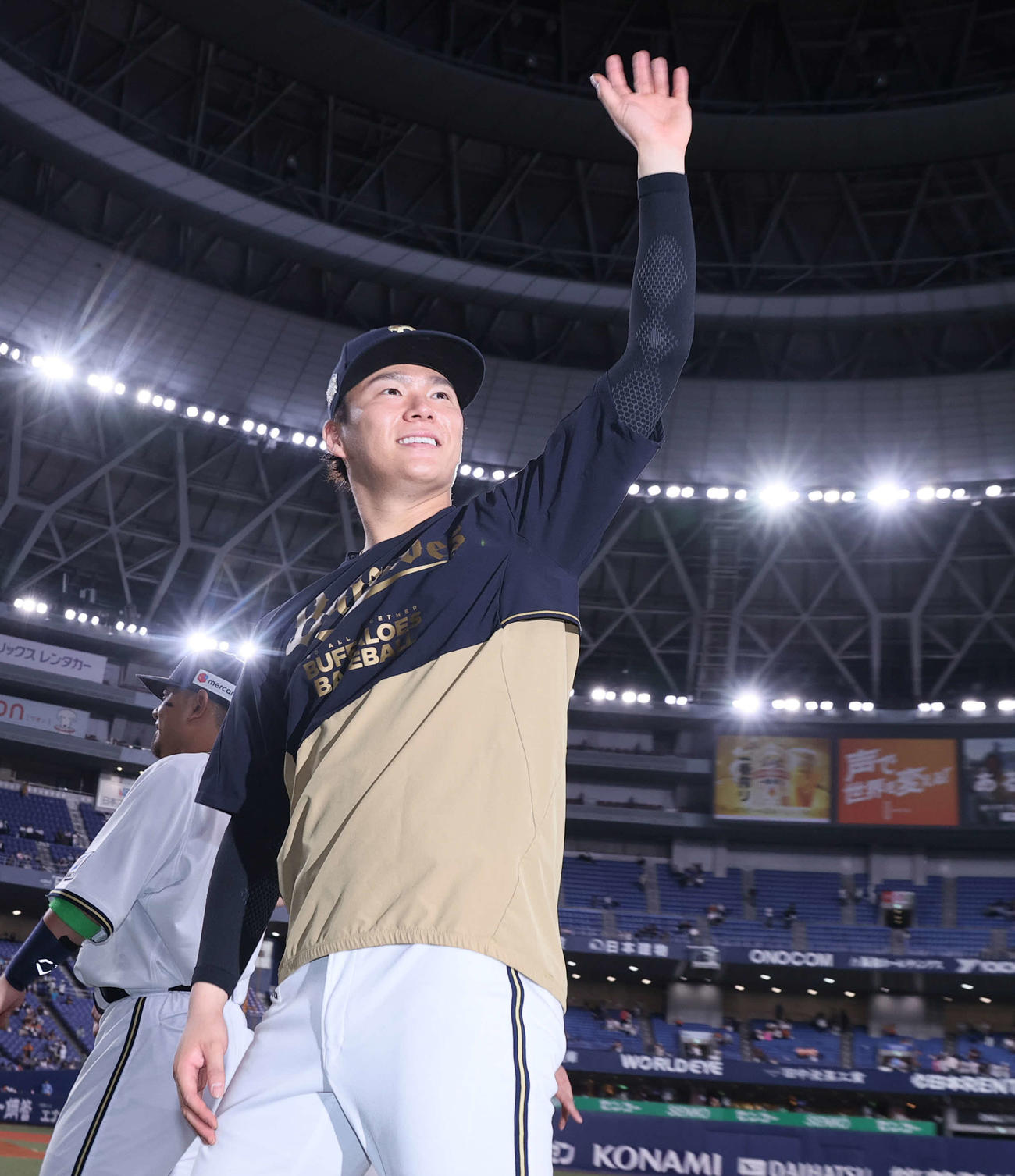 オリックス対巨人　オリックス山本は巨人に勝利し、スタンドのファンの声援に笑顔で応える（撮影・上山淳一）