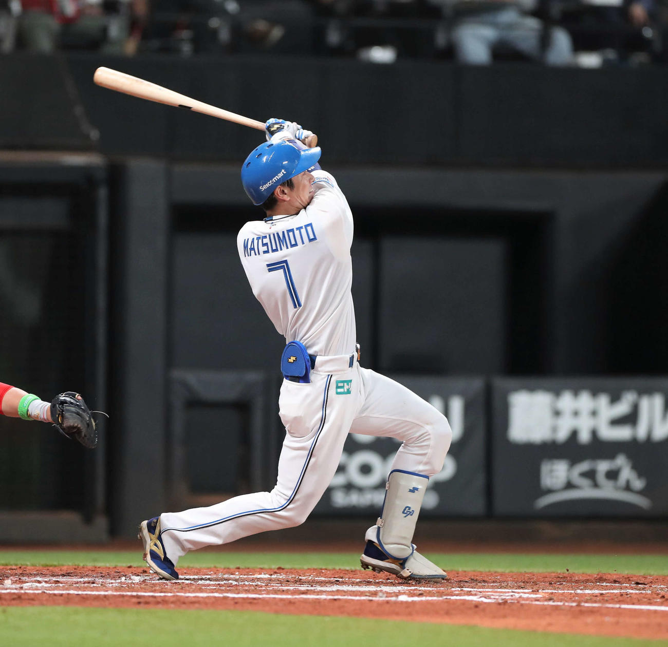 日本ハム対広島　3回裏日本ハム2死三塁、左越え2点本塁打を放つ松本剛（撮影・黒川智章）