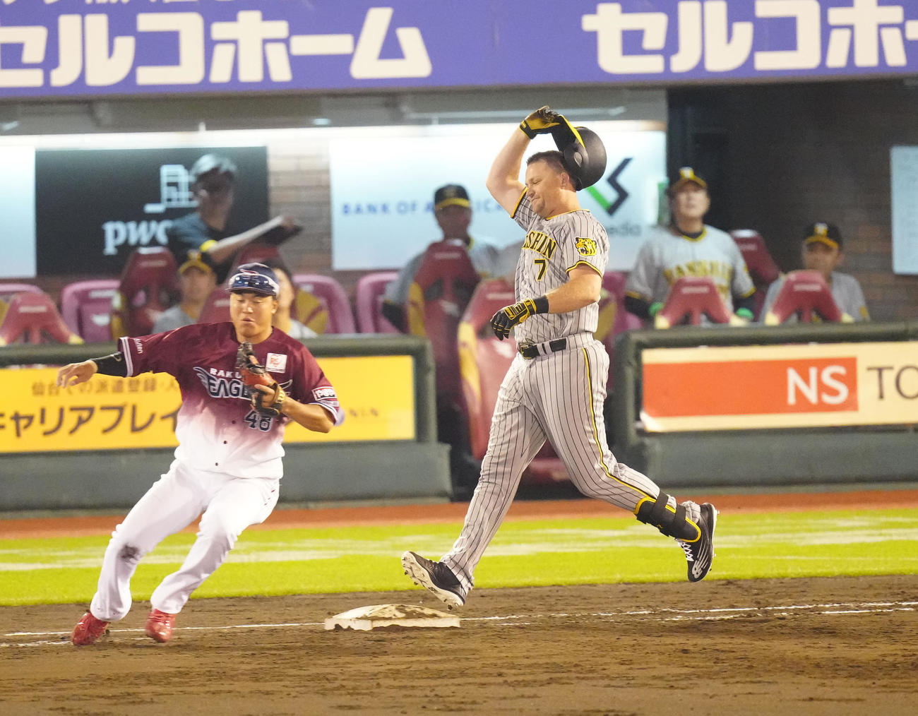 楽天対阪神　5回表阪神2死一、三塁、ノイジーは好機で二ゴロに倒れ、ヘルメットを放る（撮影・江口和貴）