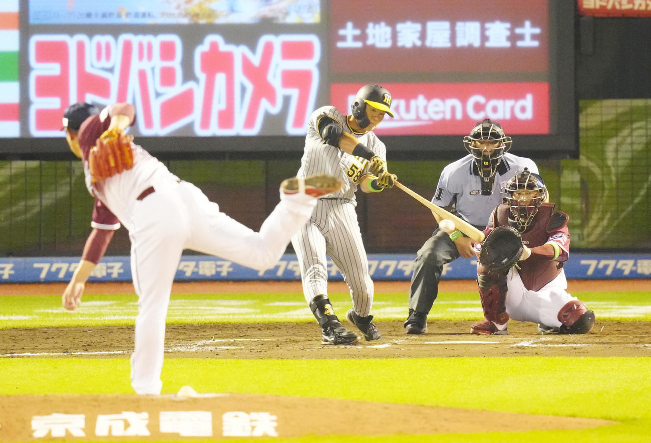 楽天対阪神　7回表阪神無死、前川は右前にプロ初安打を放つ。投手宋家豪（撮影・江口和貴）