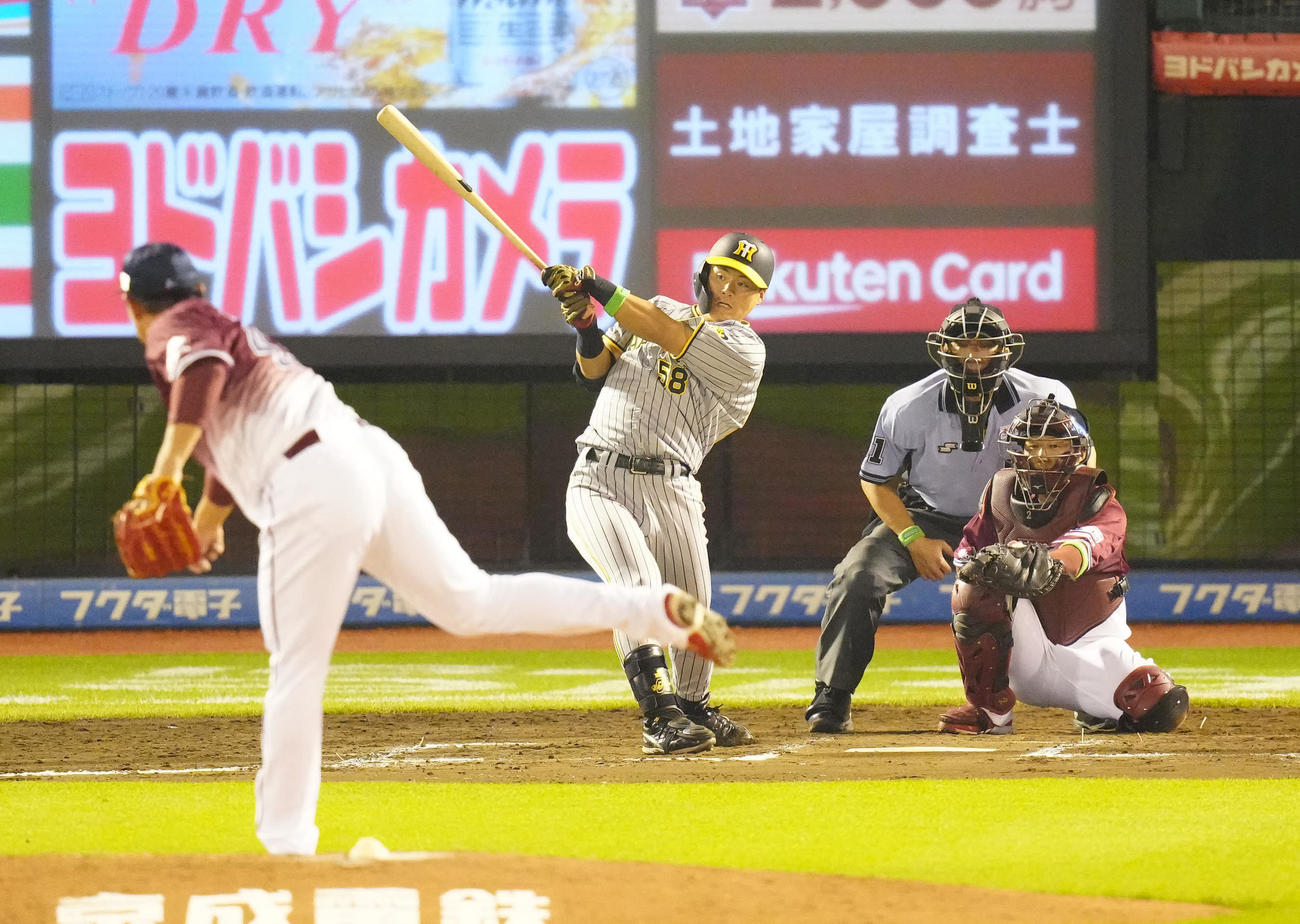 楽天対阪神　7回表阪神無死、プロ初安打となる右前打を放つ前川。投手宋家豪（撮影・江口和貴）