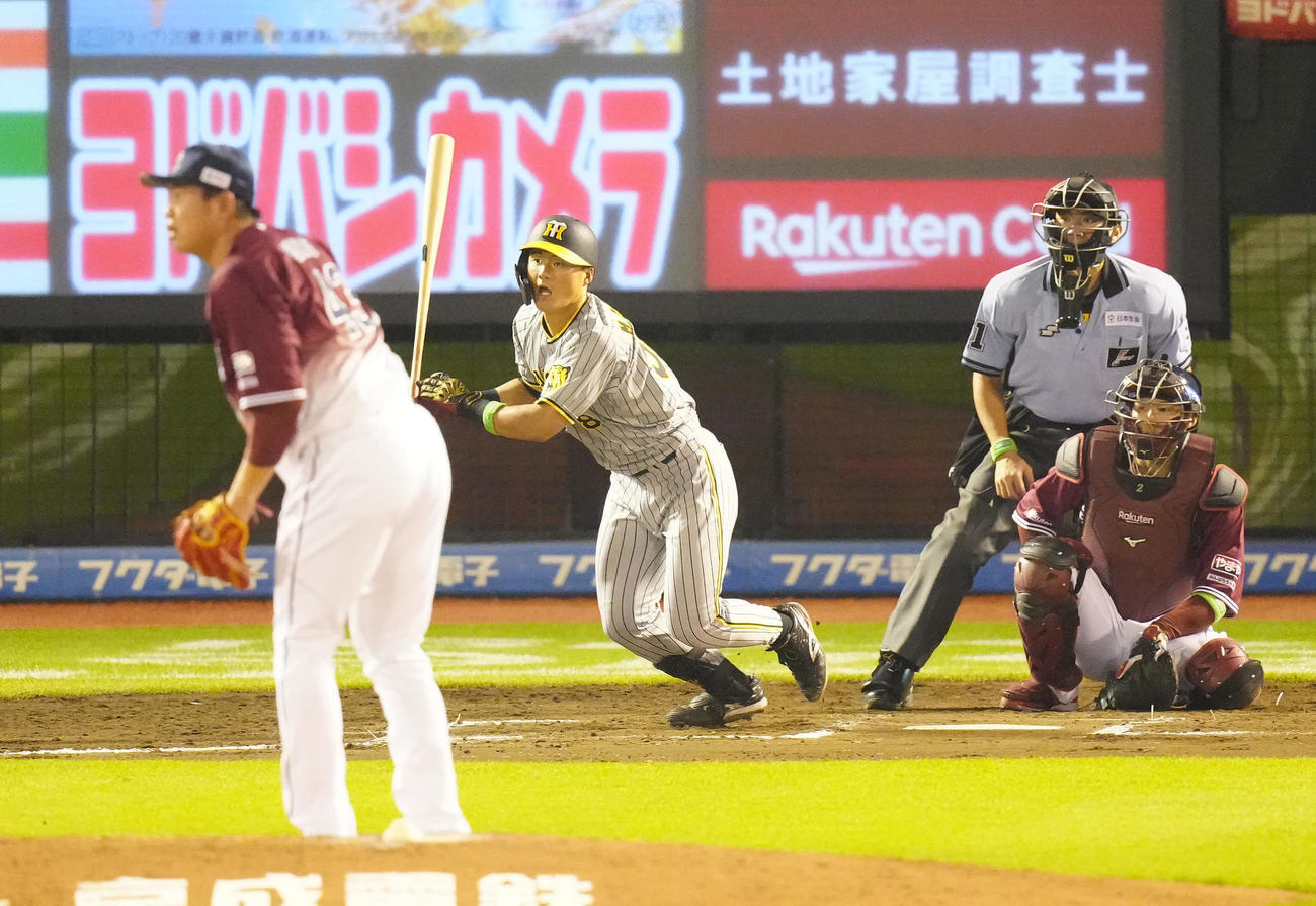 楽天対阪神　7回表阪神無死、プロ初安打となる右前打を放つ前川。投手宋家豪（撮影・江口和貴）