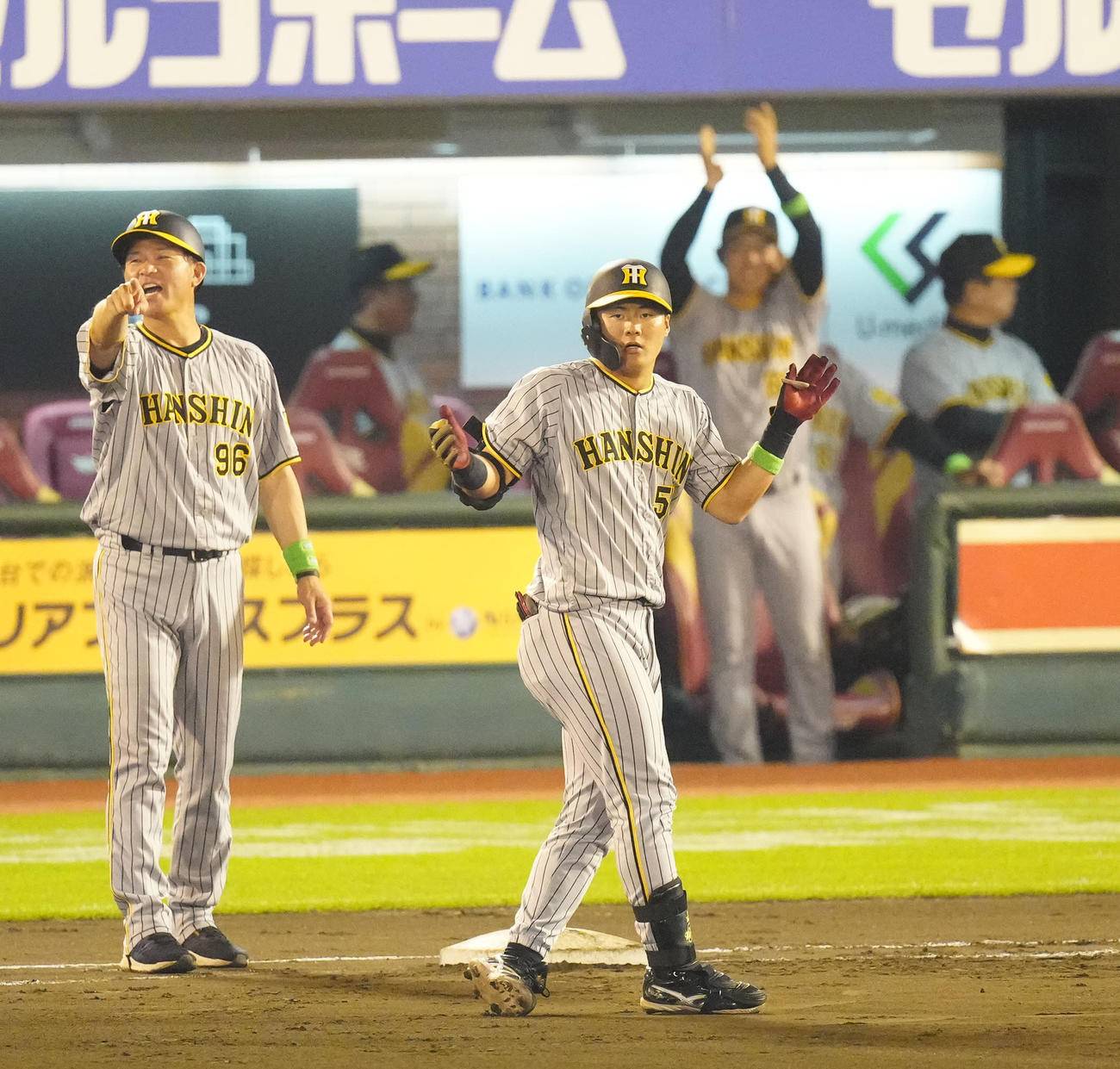 楽天対阪神　7回表阪神無死、前川（右）は右前にプロ初安打を放ち手をたたく（撮影・江口和貴）