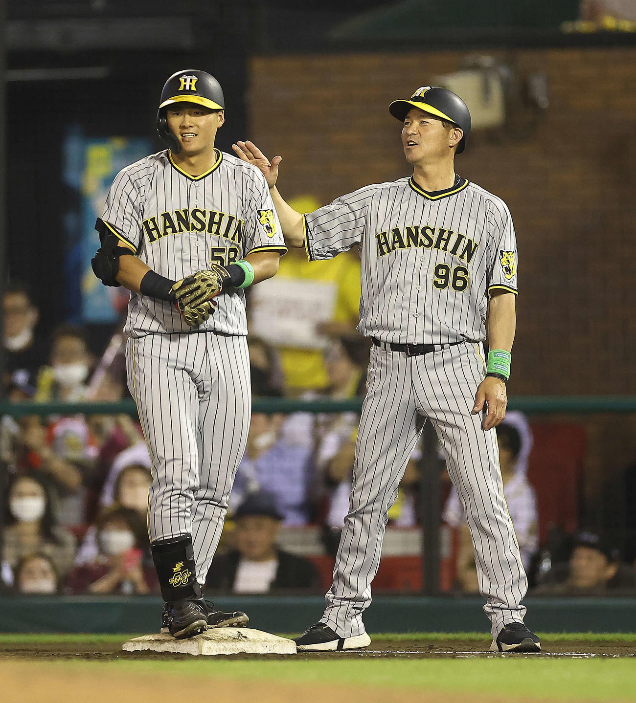 楽天対阪神　7回表阪神無死、右前打を放ち出塁する前川（左）（撮影・河田真司）
