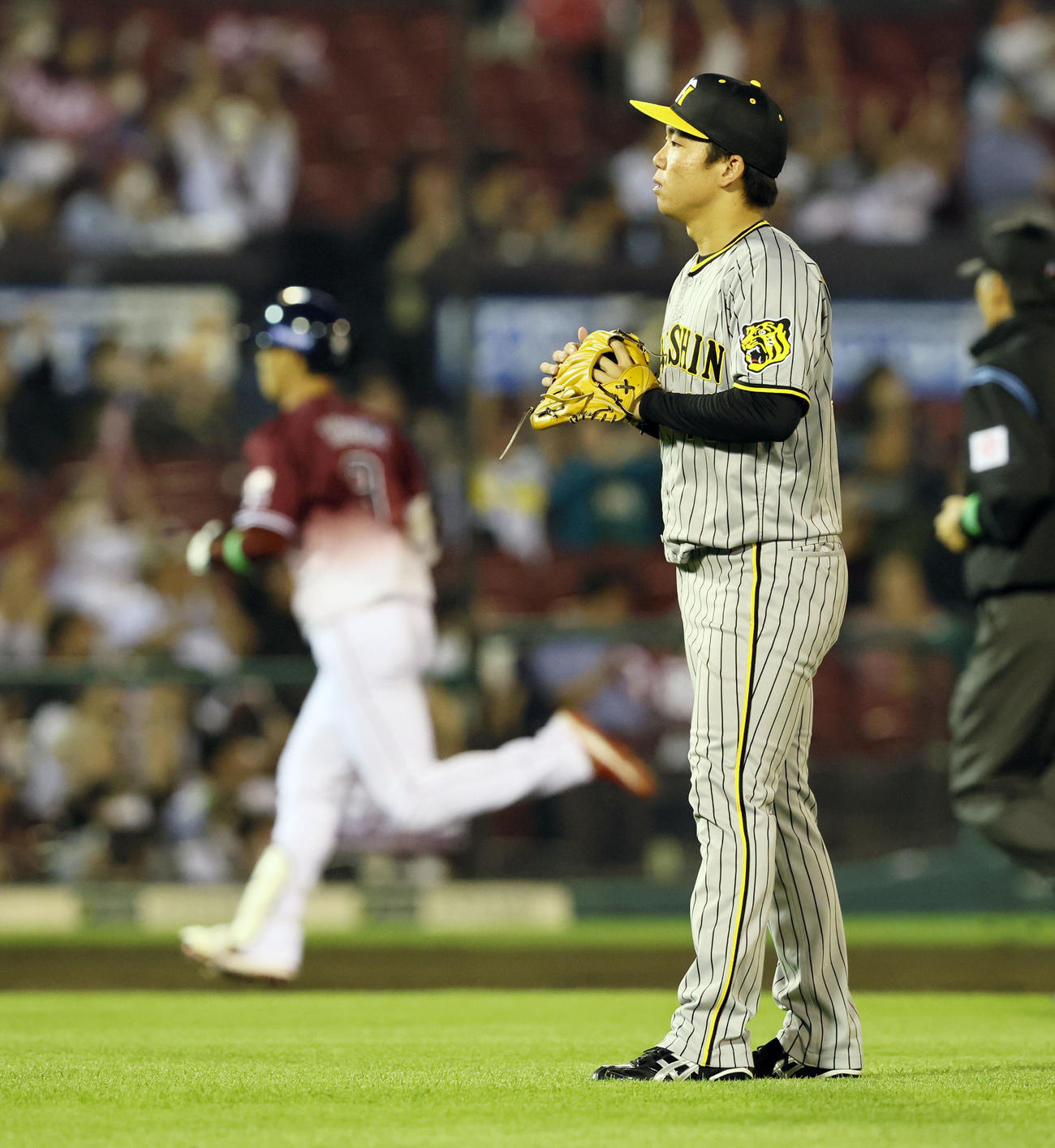 楽天対阪神　8回裏楽天無死、村上は辰己に中越え本塁打を浴びる（撮影・加藤哉）