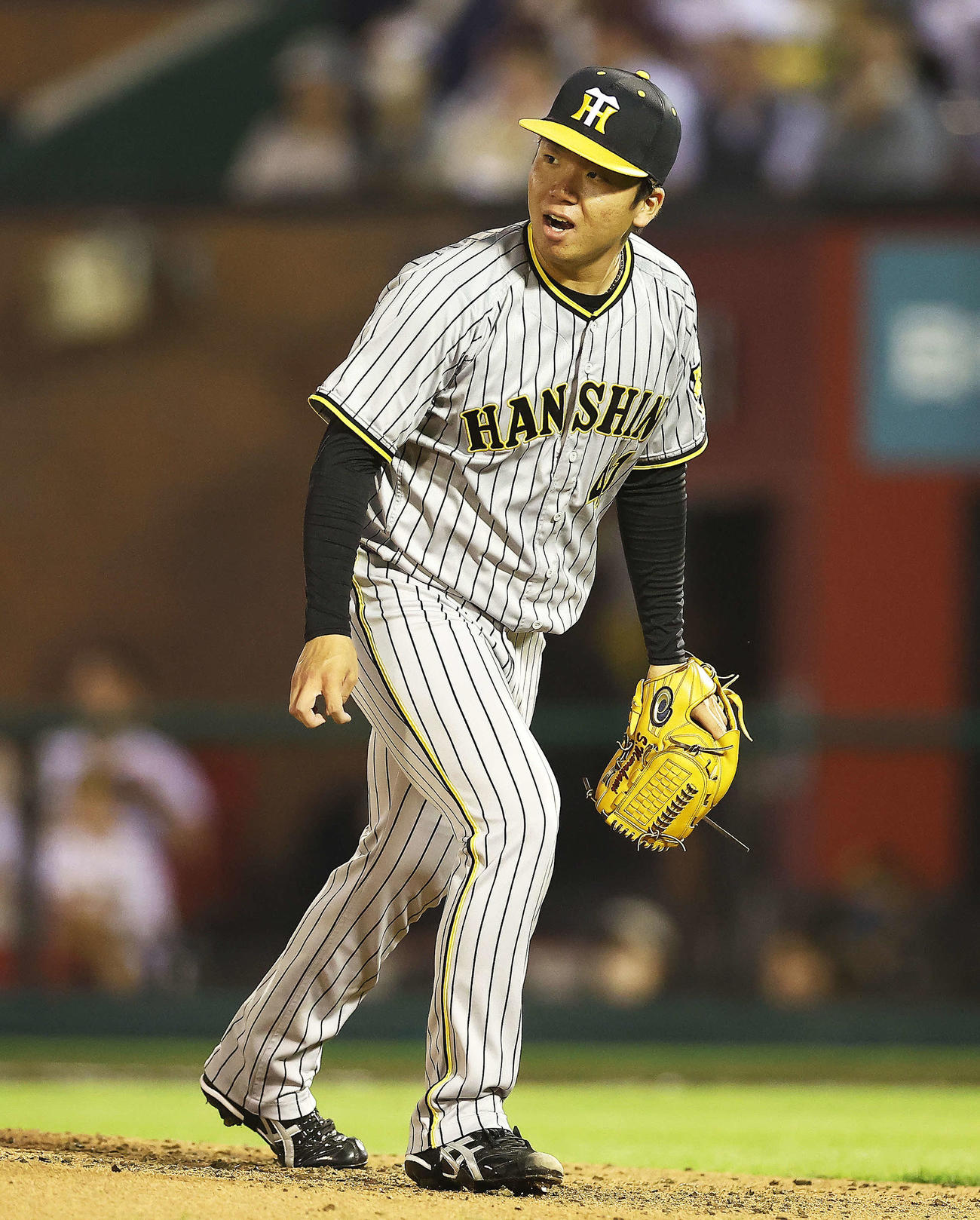 楽天対阪神　4回裏楽天2死二塁、太田に左前適時打を浴びる村上（撮影・河田真司）