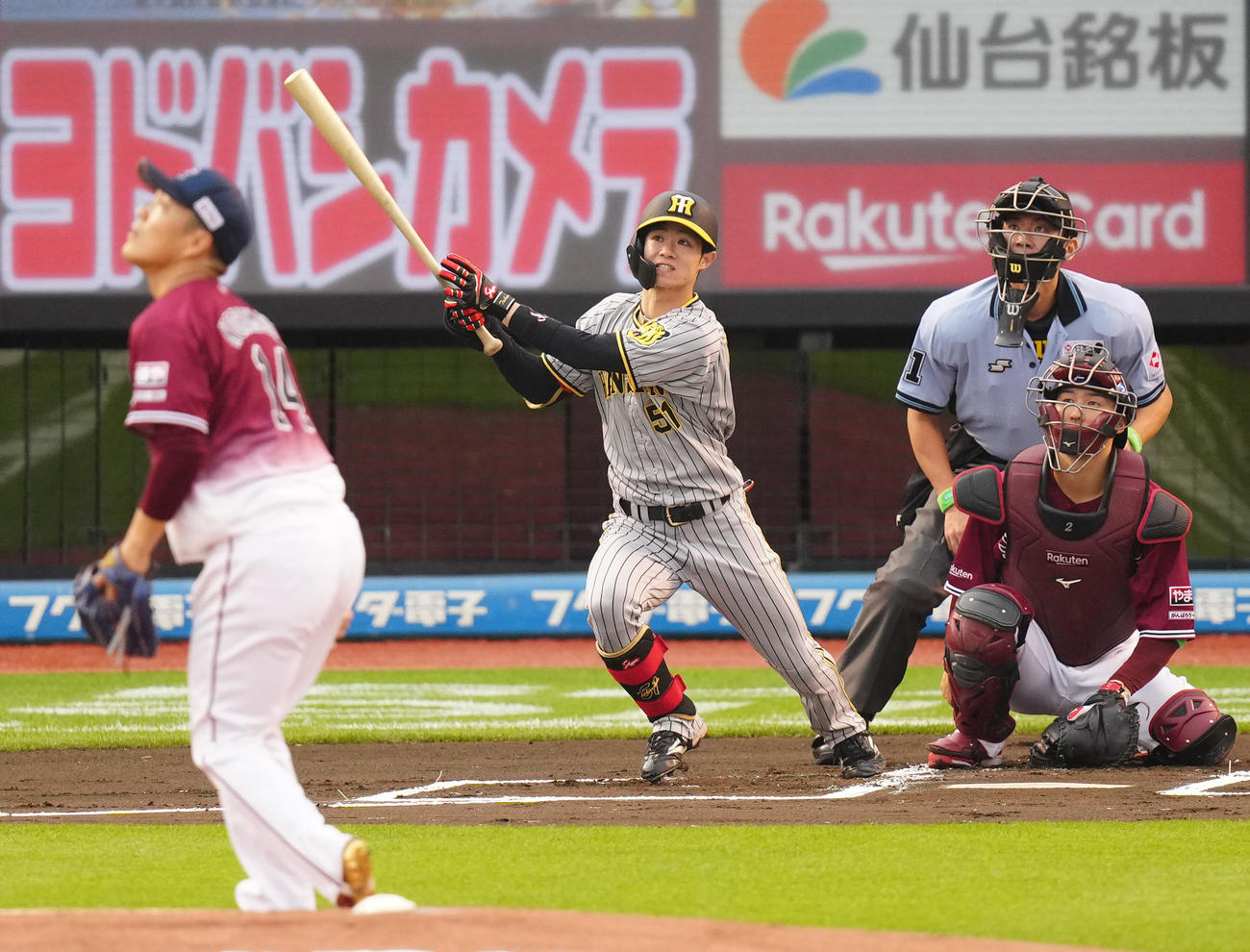 楽天対阪神　1回表阪神1死、中野は右翼フェンスを直撃する三塁打を放つ。投手則本（撮影・江口和貴）