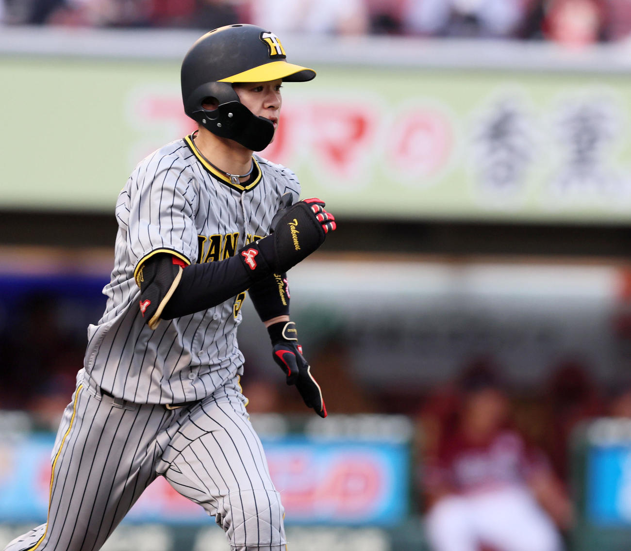 楽天対阪神　1回表阪神1死、中野は右越え三塁打を放つ（撮影・加藤哉）